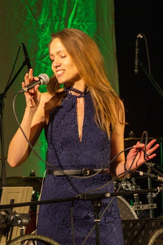 Fetziger Rock: Sabrina Kemper von der Combo“ des Musikvereins präsentierte Hold the Line“. Foto: Högemann