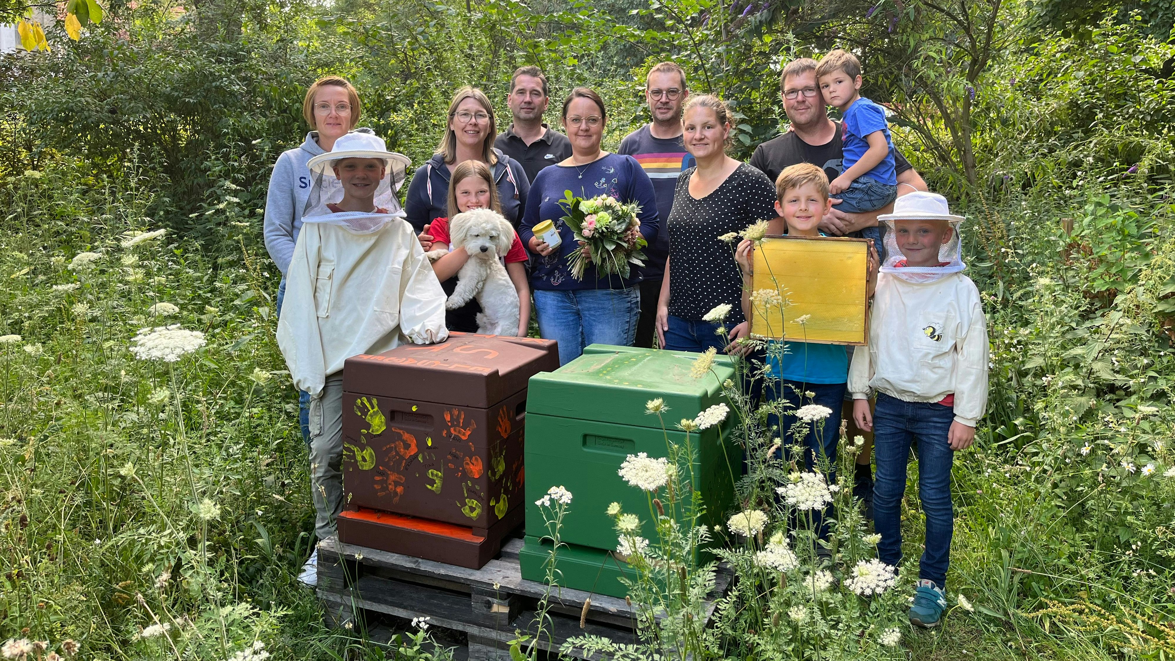 Gern gesehener Zuwachs: Die Familien Viefhues, Rechtien und Oltmann freuen sich mit Maike Eckhardt-Schröder (6. von links) von der VGH über neue Bienenvölker. Foto: Brömlage