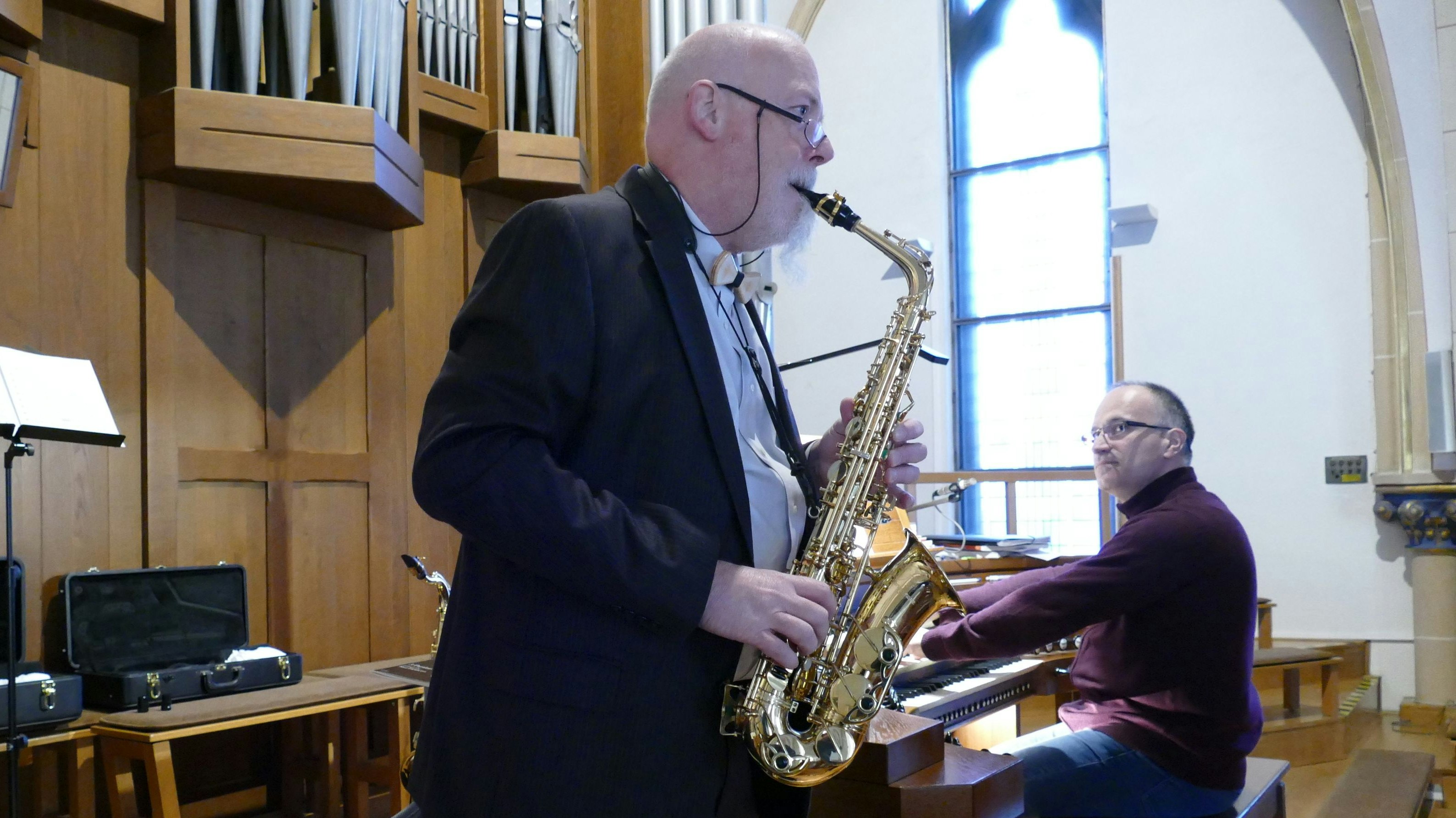 Gut aufeinander eingespielt: Rudolf F. Nauhauser (links) und Carlos Reigadas begeisterten die Zuhörer mit der Kombinaton von Saxophon und Orgel. Foto: Stix