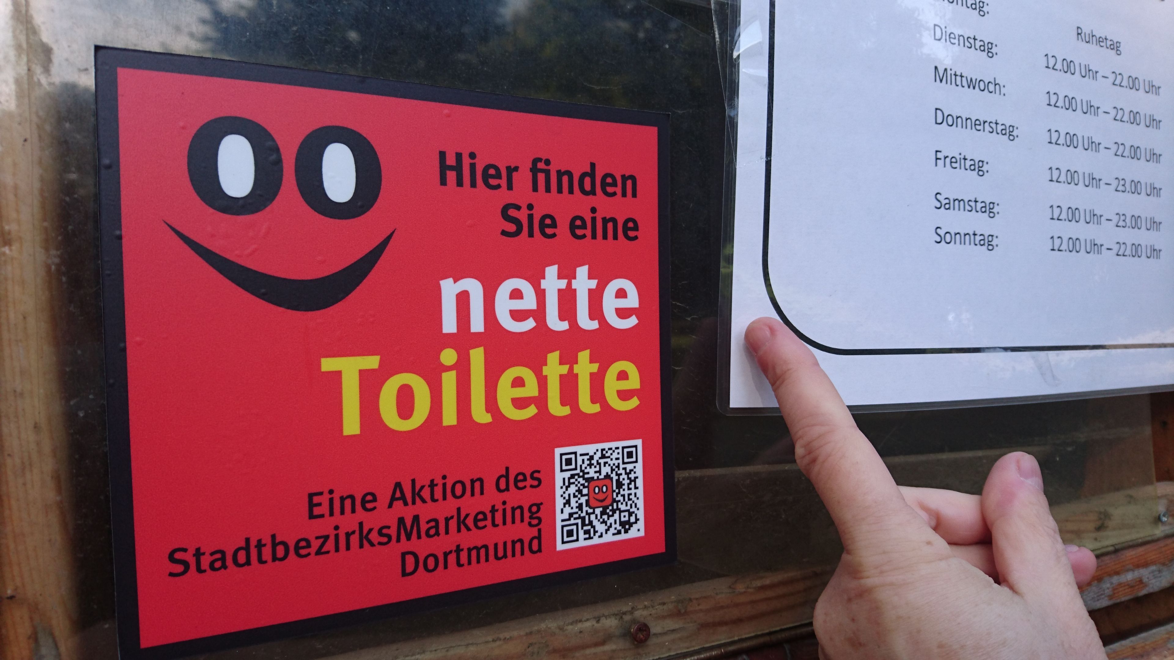Markanter Hinweis an der Eingangstür: Die&nbsp;„Nette Toilette“ gibt es bereits in mehr als 270 Städten und Gemeinden. Dabei ist die Nutzung der Sanitäranlagen, wie hier in einem Lokal in Dortmund, auch für Nicht-Kunden kostenlos. Foto: Speckmann
