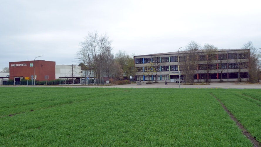 Möglicher neuer Standort: Eine Fläche im Schulzentrum an der Linderner Straße gegenüber der Realschule und südlich der neuen Verbindung zwischen Elberger und Linderner Straße. Foto: Siemer