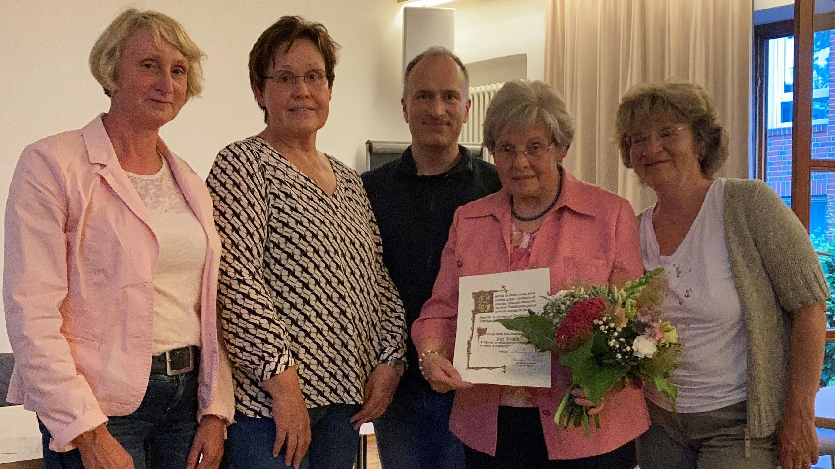 Vorstand und Dirigent des Friesoyther Kirchenchores "Cantiamo" ehrten Ida Vahle für 40 jahre Mitgliedschaft. Foto: Cantiamo