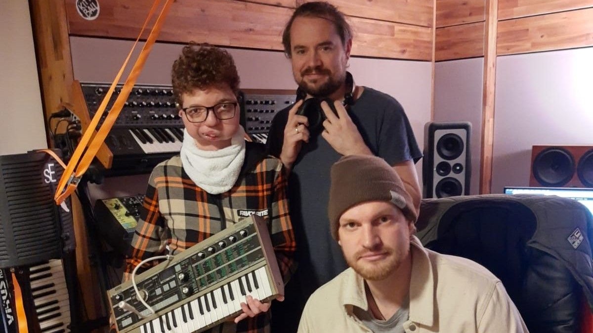 Gemeinsam im Tonstudio: (von links) Nick Schwenderling, DJ Marko Vidovic (Berger) und Sänger Jannik Föste. Foto: Schwenderling