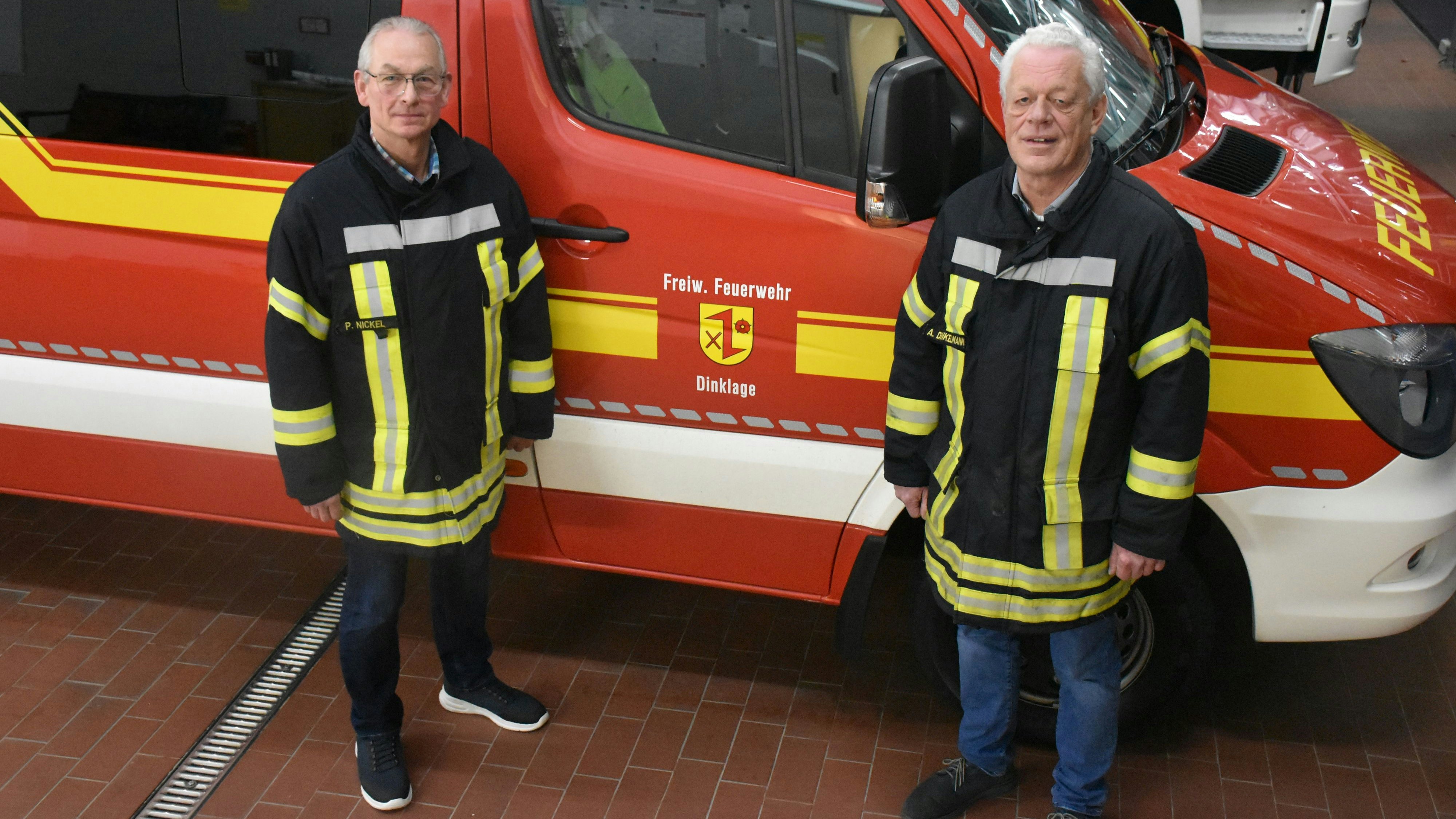 Im Einsatz für die Dinklager Feuerwehr: Peter Nickel (links) und Alfred Dinkelmann prägen die Arbeit der Brandbekämpfer seit 50 Jahren. Foto: Böckmann