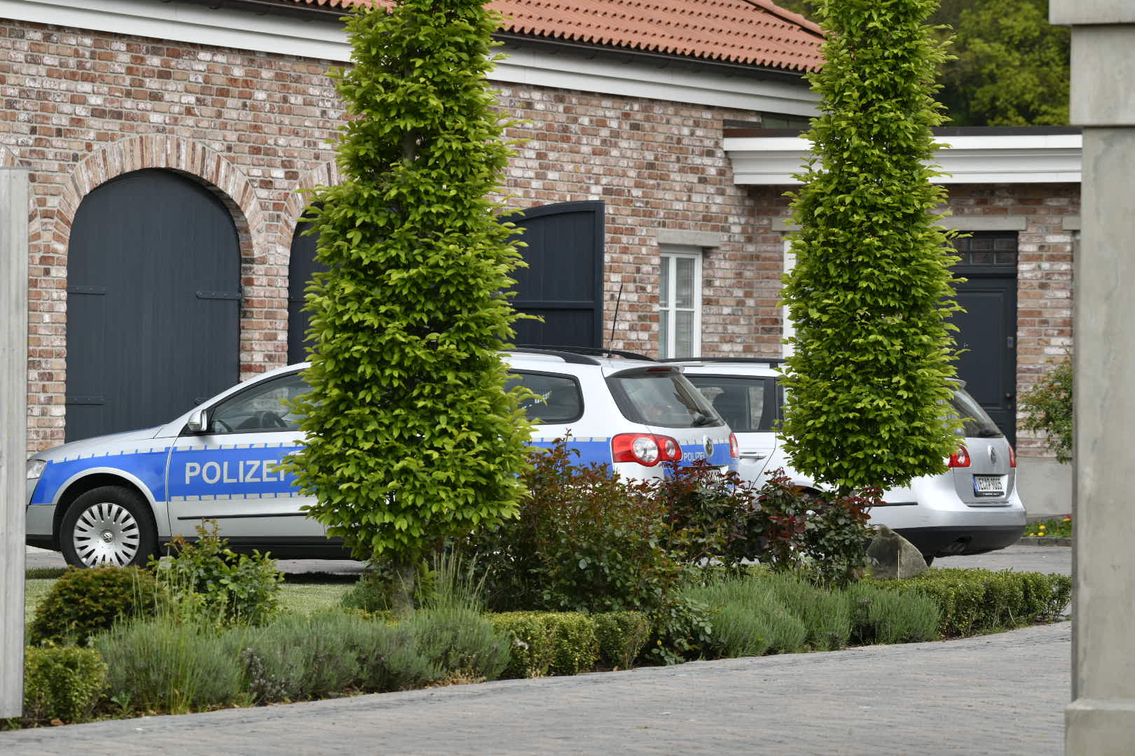 Einsatz in Hausstette: Die Polizei soll zahlreiche Vermögensgegenstände gesichert haben. Foto: M. Niehues