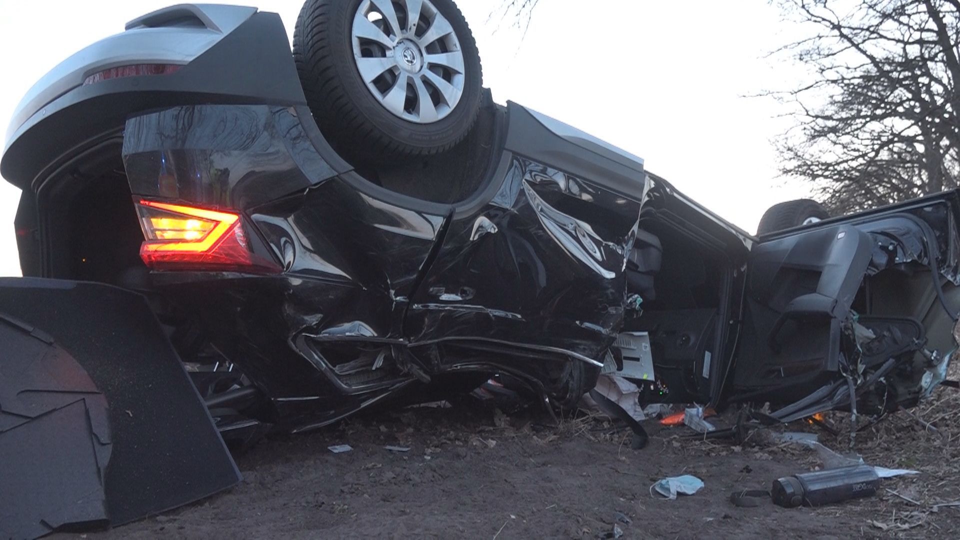 Das Wrack des Skoda zeigt, welche zerstörerischen Kräfte auf das Auto gewirkt haben. Foto: NonStopNews