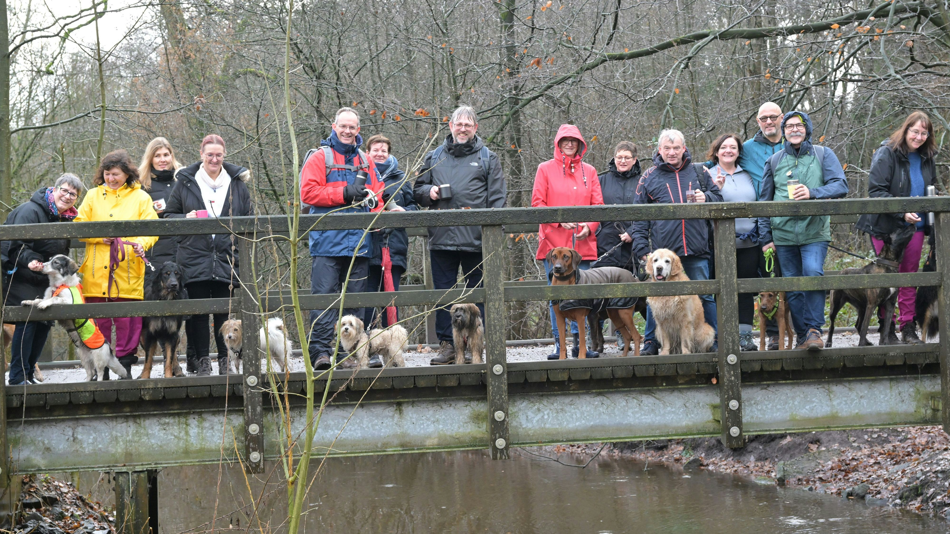Gruppenbild mit Zwei- und Vierbeinern: Insgesamt 52 Wohnmobilfahrer und 44 Hunde aus dem gesamten Bundesgebiet trafen sich zu einem besinnlichen Jahreswechsel in Vechta. Foto: Nordphoto