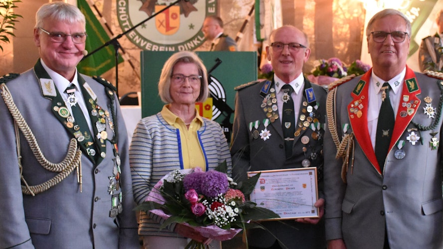 Bei der Ehrung: (von links) Präsident Ronald Reimer, Heidi Prues, Norbert Prues und General Matthias Menke. Foto: Böckmann