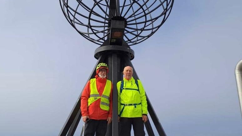 Das Ziel erreicht: Rainer Fitzner (links) und Manfred Boning stehen vor einem Globus, dem Wahrzeichen des Nordkaps. Foto: privat