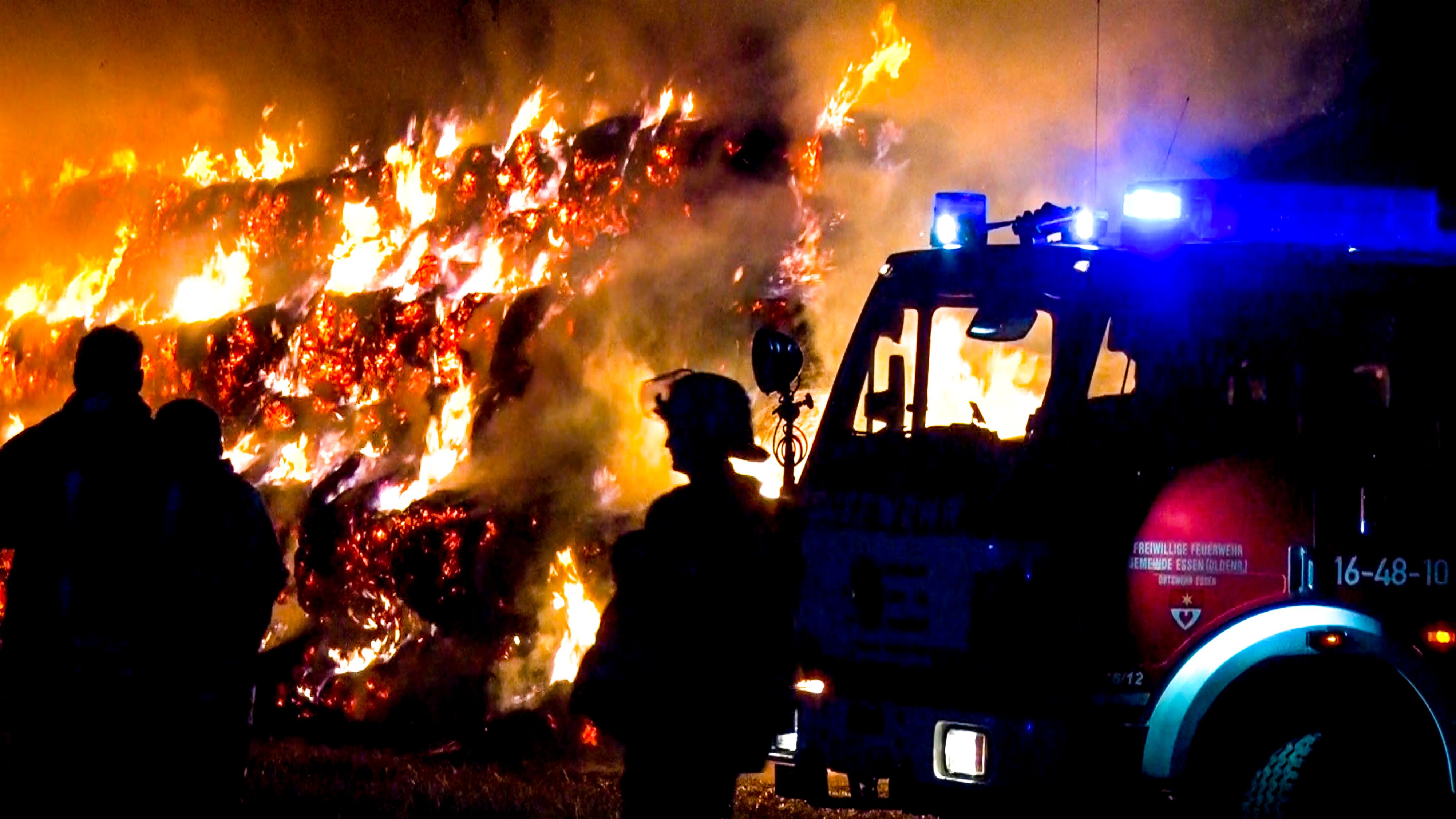 Die Strohmiete in Essen ist komplett abgebrannt. Foto: Rump/Nord-West-Media
