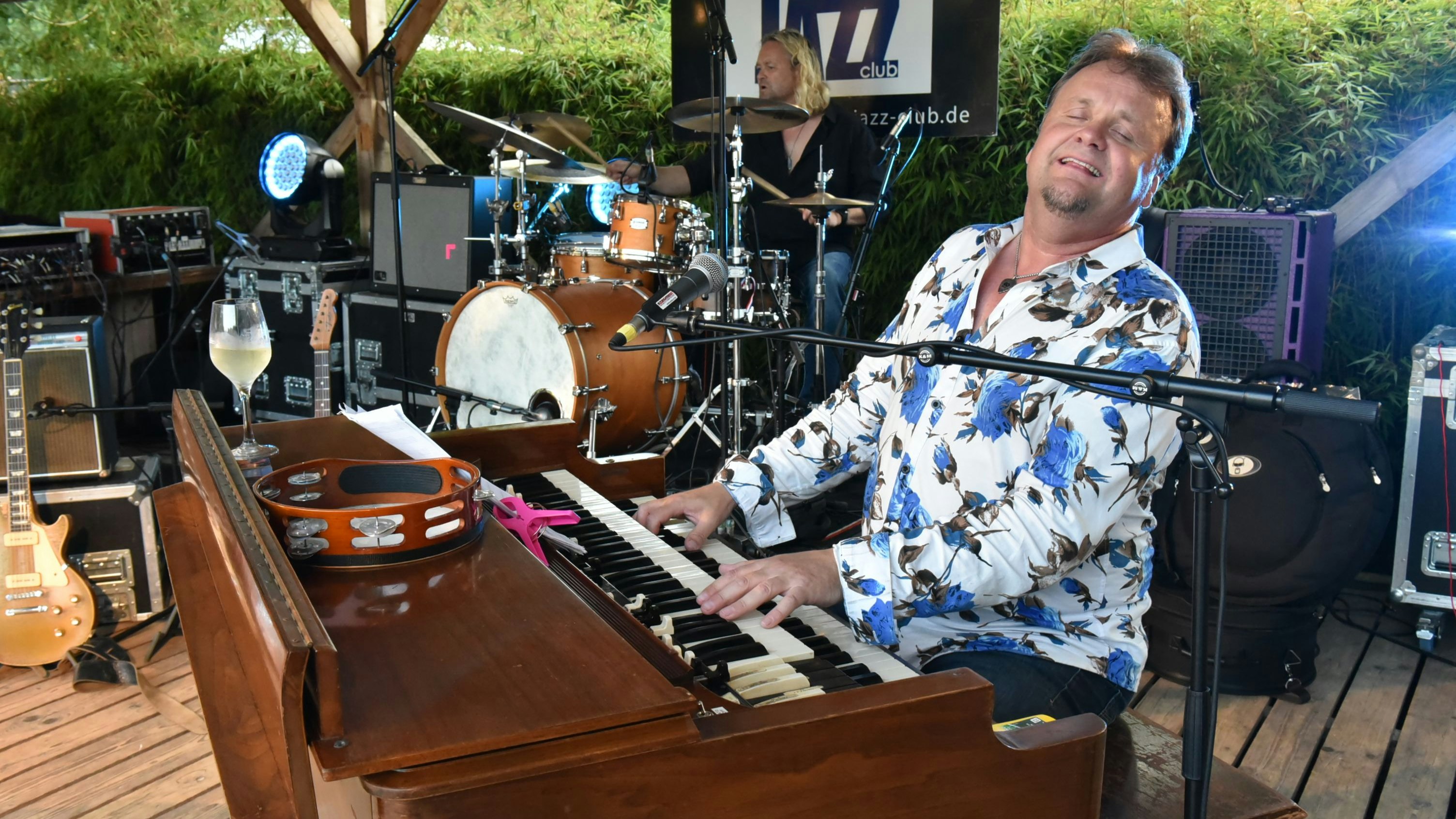 Volle Leidenschaft: Wolfgang Roggenkamp spielt auf einem Open-Air an der Hammond-Orgel. Foto: Umme