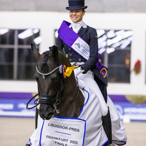 Triumphmoment: Sandra Nuxoll und Bonheur de La Vie bei der Siegerehrung als Louisdor-Preisträger. Foto: nordphotoLafrentz