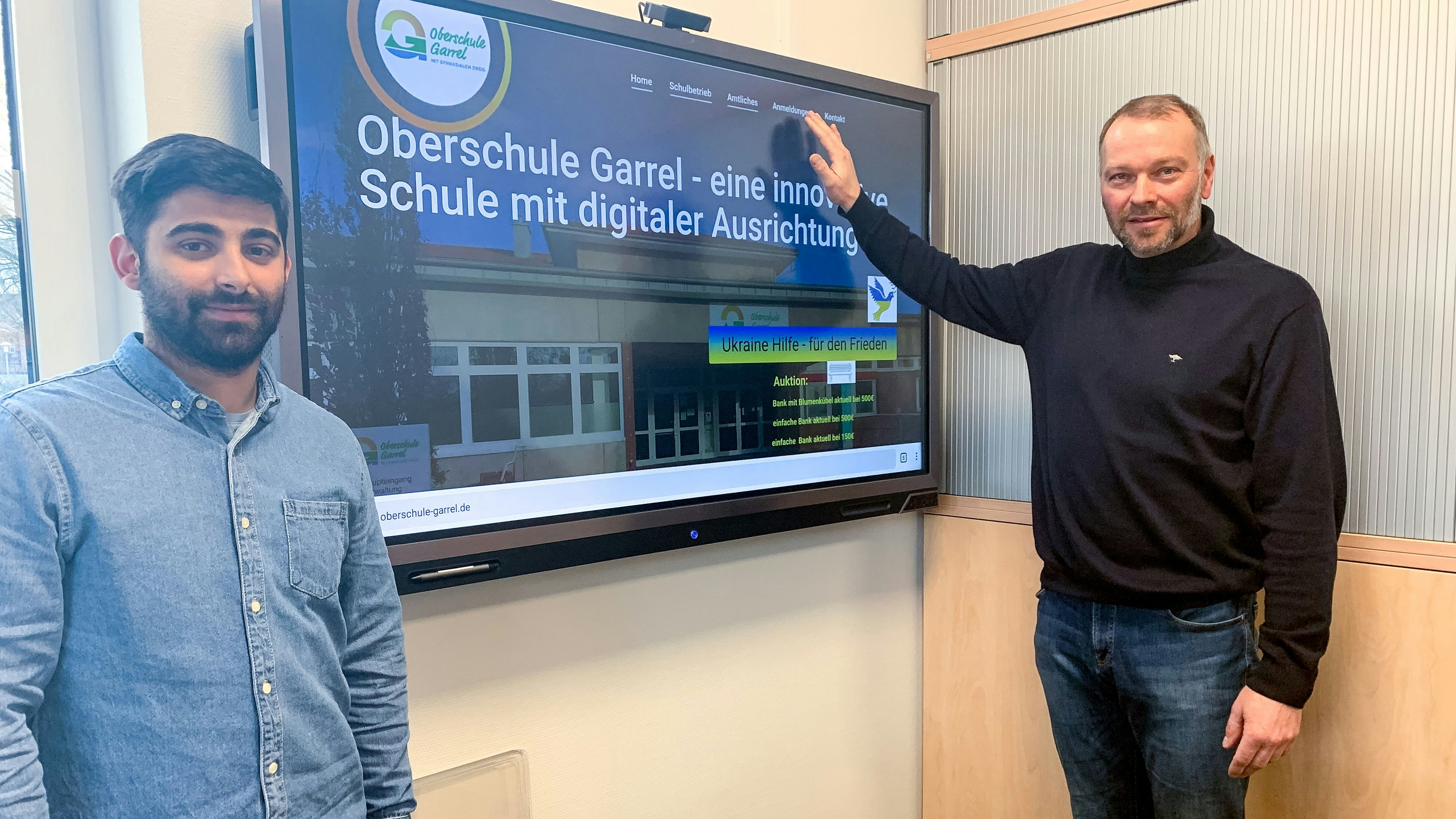 Homepage: Direktor Markus Berssen (rechts) und Cengizhan Demir präsentieren die neue Homepage der Oberschule Garrel.&nbsp; &nbsp;Foto: Looschen