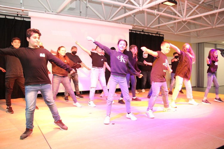 Mehrere Schüler präsentierten zur Einweihungsfeier einen Tanz, den sie in der Projektwoche einstudiert hatten.    Foto: Speckmann