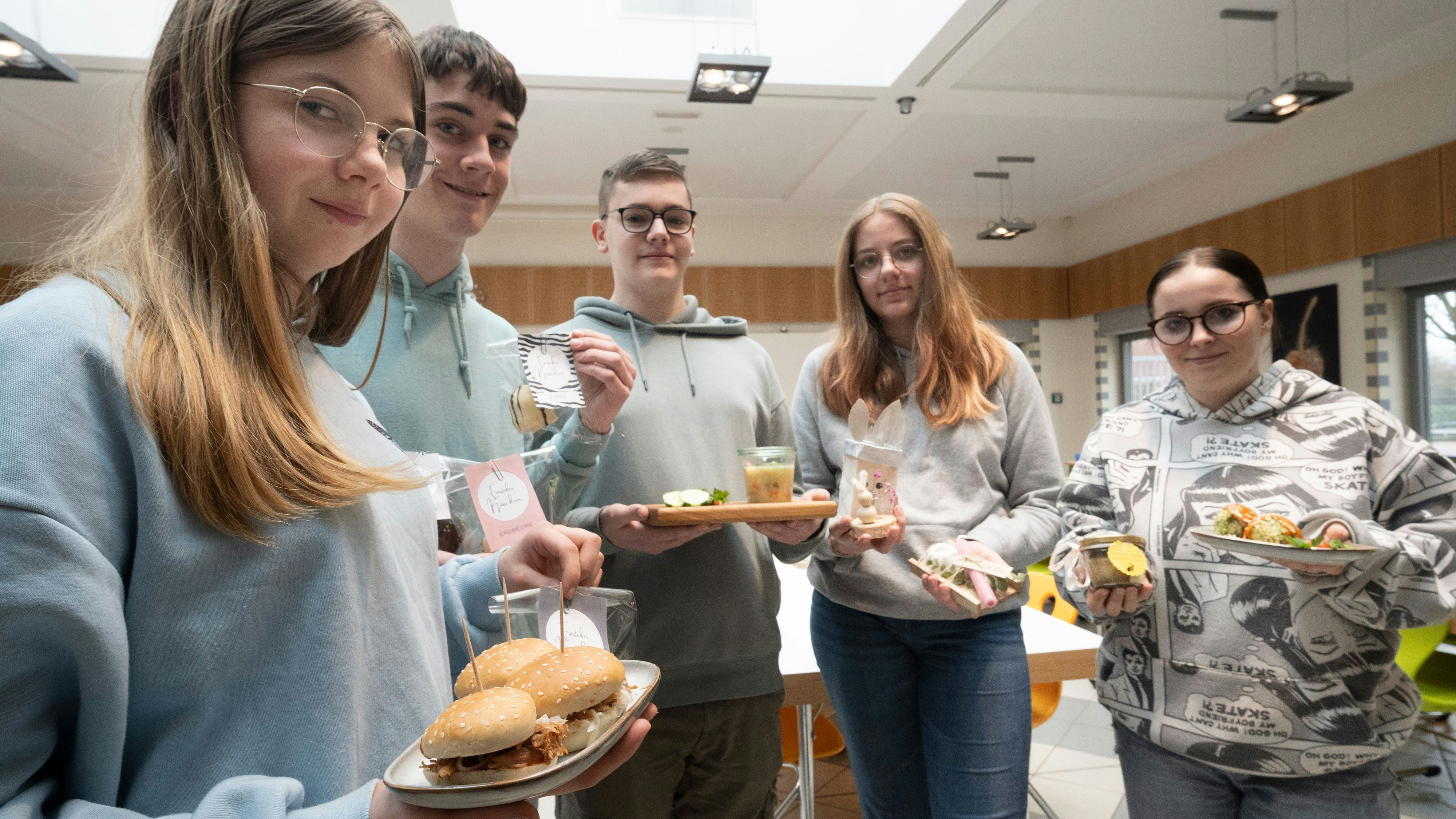 Kreativ: Eine Auswahl an Köstlichkeiten und Basteleien präsentieren die Schüler der OBS Emstek. Foto: Vorwerk