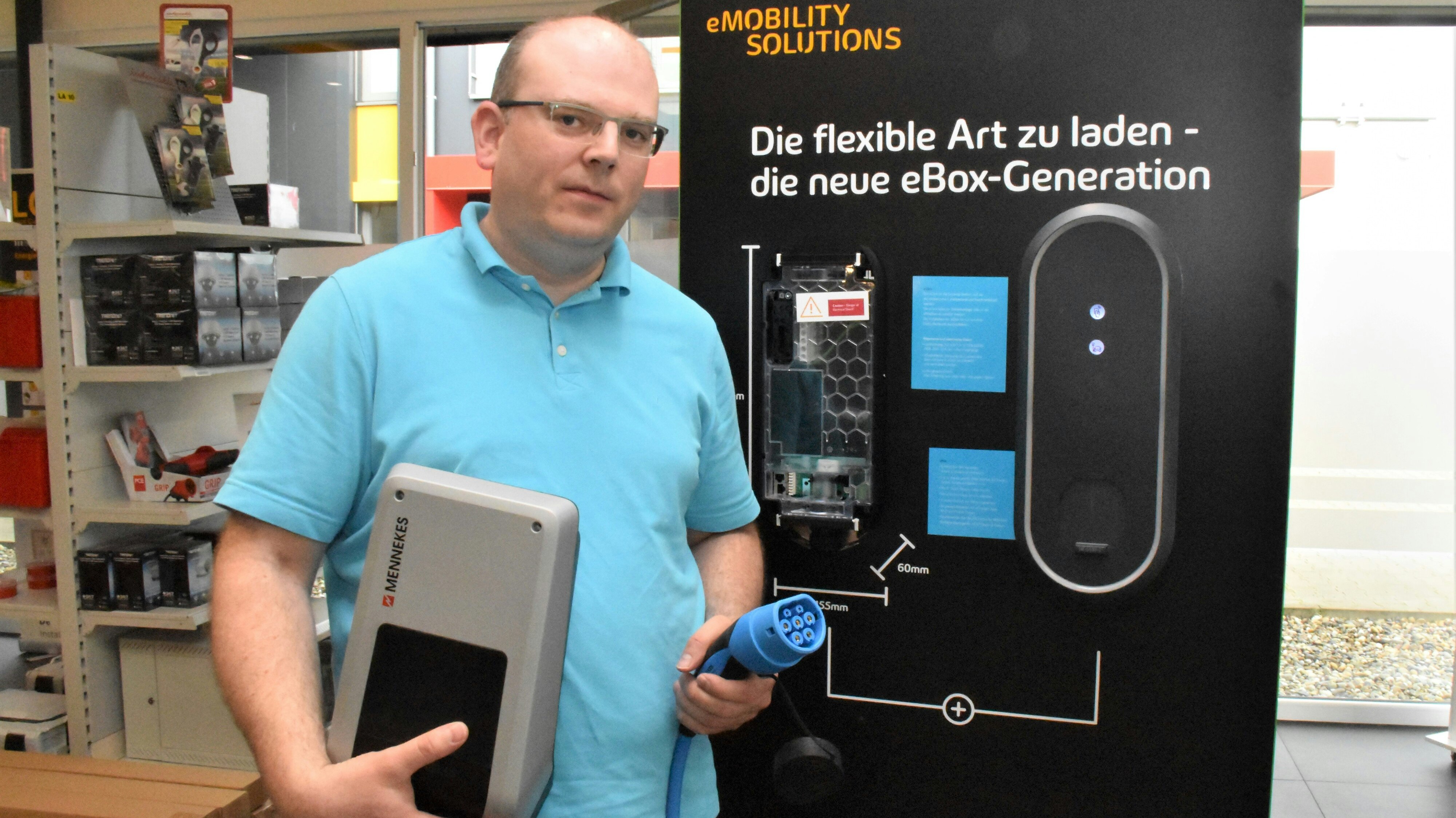 Die Technik der Ladegeräte entwickelt sich rasant, sagt Olaf Middelbeck von Elektrogroßhändler elwateg (Vechta). Foto: Kühn