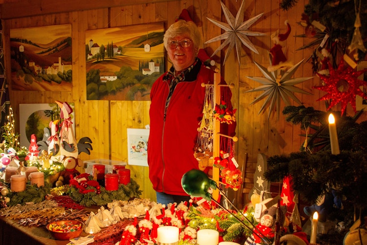 Weihnachtlicher Flair: Lichter, Baumschmuck und weitere Dekoartikel konnten die Besucher kaufen. Foto: Högemann