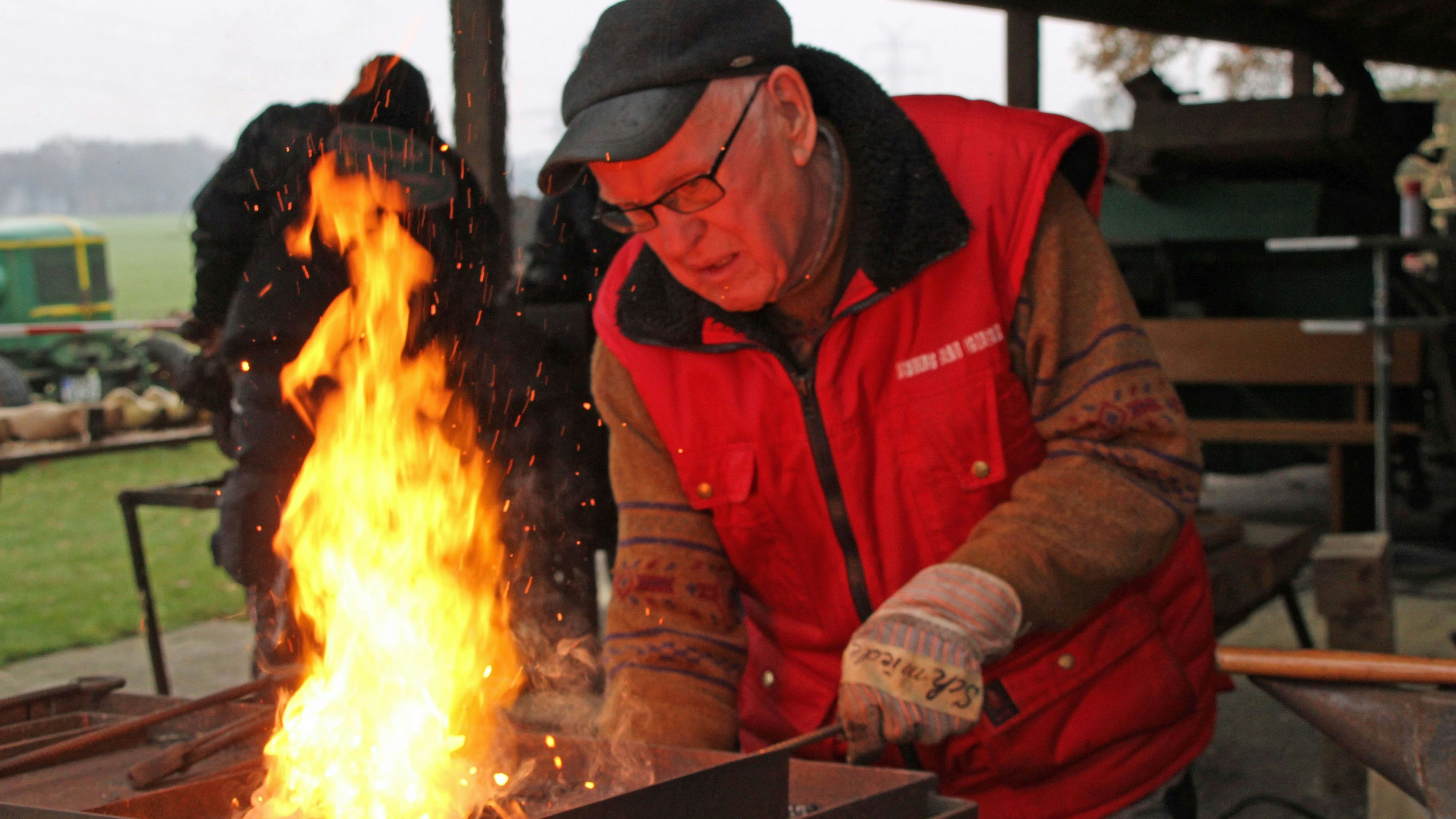 Ein altes Handwerk mit Tradition: Draußen entfacht der Schmied sein Feuer. Foto: Högemann