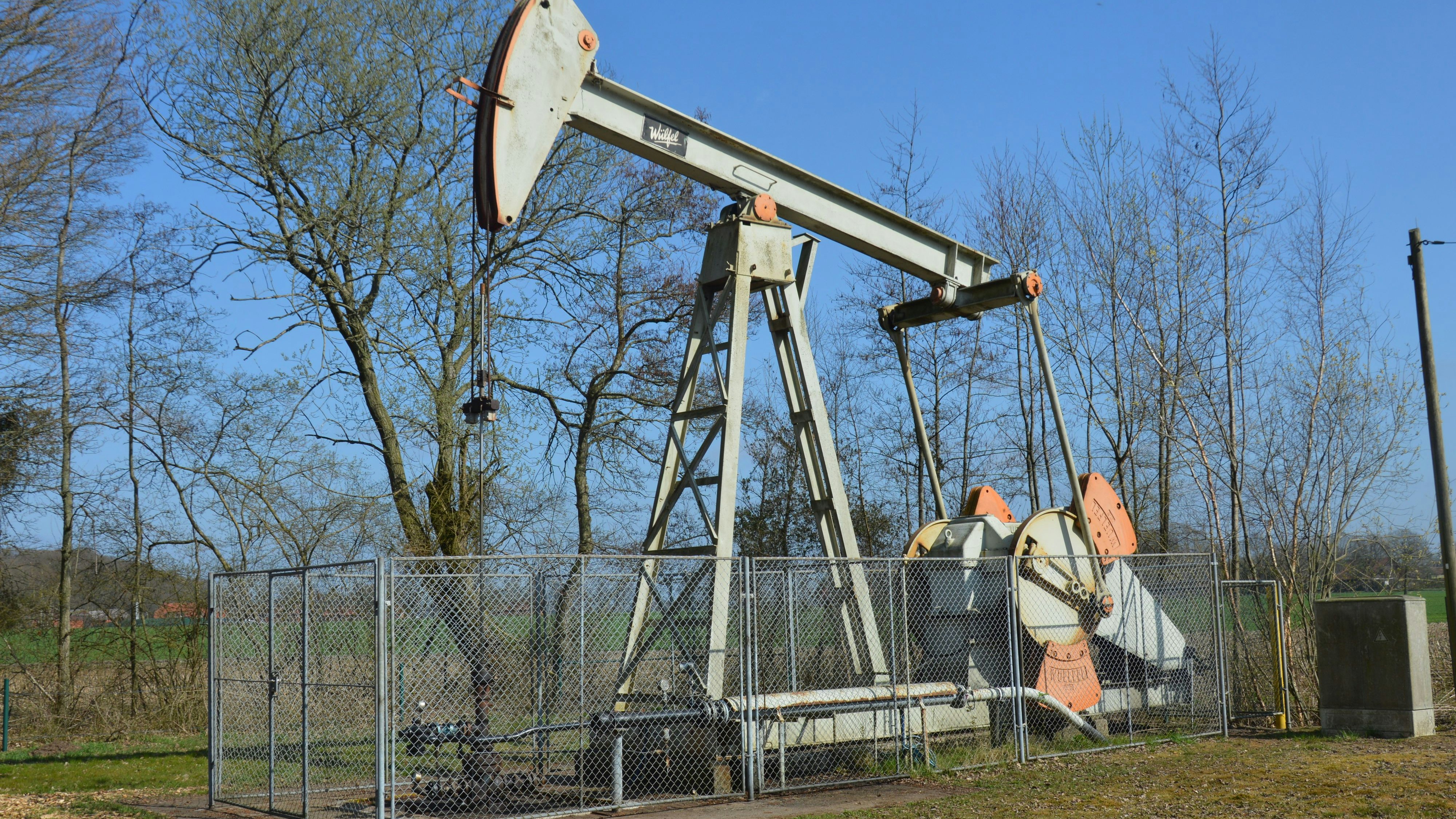 Für mehr Energie: Unablässig fördern die Erdölpumpe in Matrum und einige andere Öl im Gemeindegebiet. Foto: Landwehr