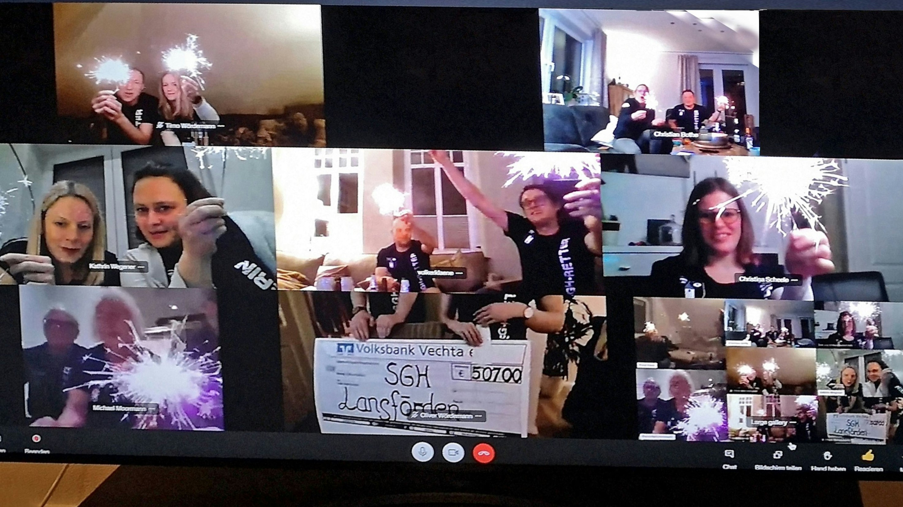 Wunderkerzen-Atmosphäre via Skype: Langfördens SgH-Macher feiern den sensationellen Erlös von 50.700 Euro. Foto: sgh / Langförden