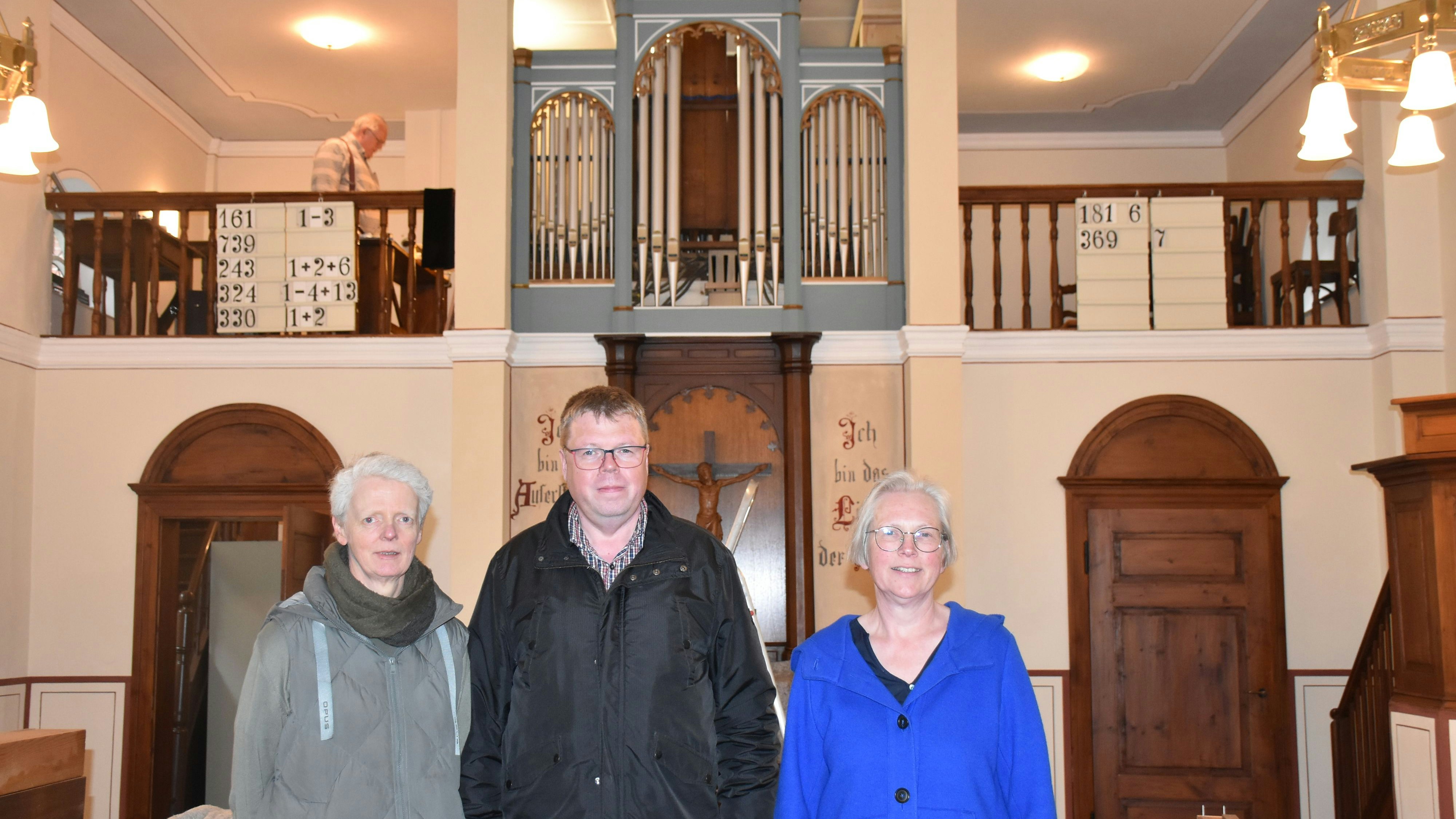 Freuen sich über die renovierte Orgel: (von links) Anne Budde, Thorsten Köbbemann und Hille Ortland vom Wulfenauer Gemeindekirchenrat. Foto: Böckmann