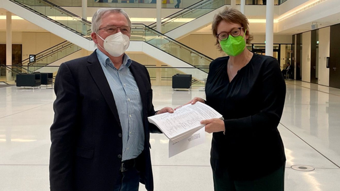 Forderungskatalog: Heiko Bertelt überreichte Daniela Behrens die Dammer Krankenhaus-Petition.&nbsp; Foto: Kauert