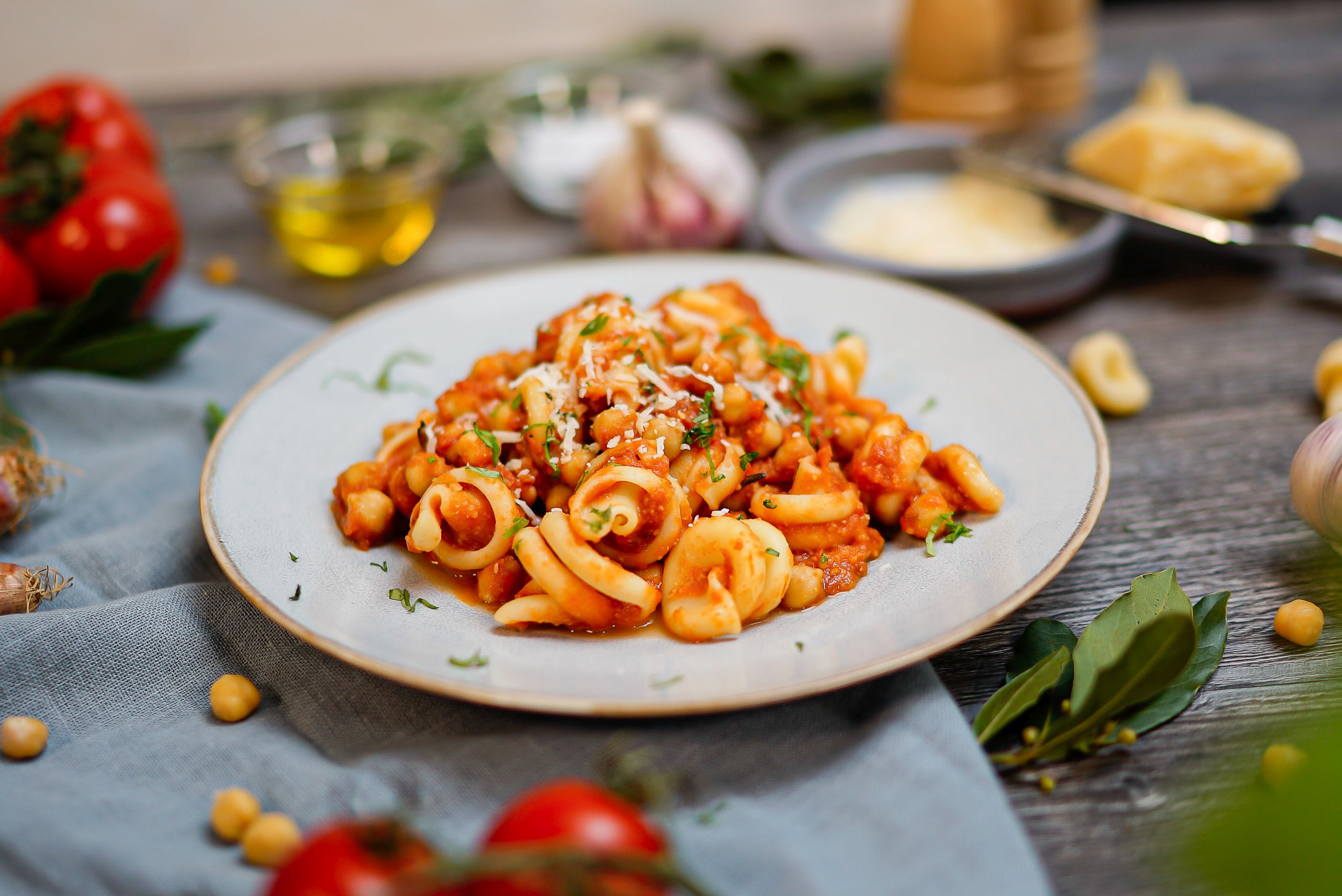 Frische Kräuter, milder Knoblauch, aromatische Tomaten von ORO di Parma und Olivenöl geben der Pasta e Ceci die mediterrane Note. Foto: djd/ORO di Parma