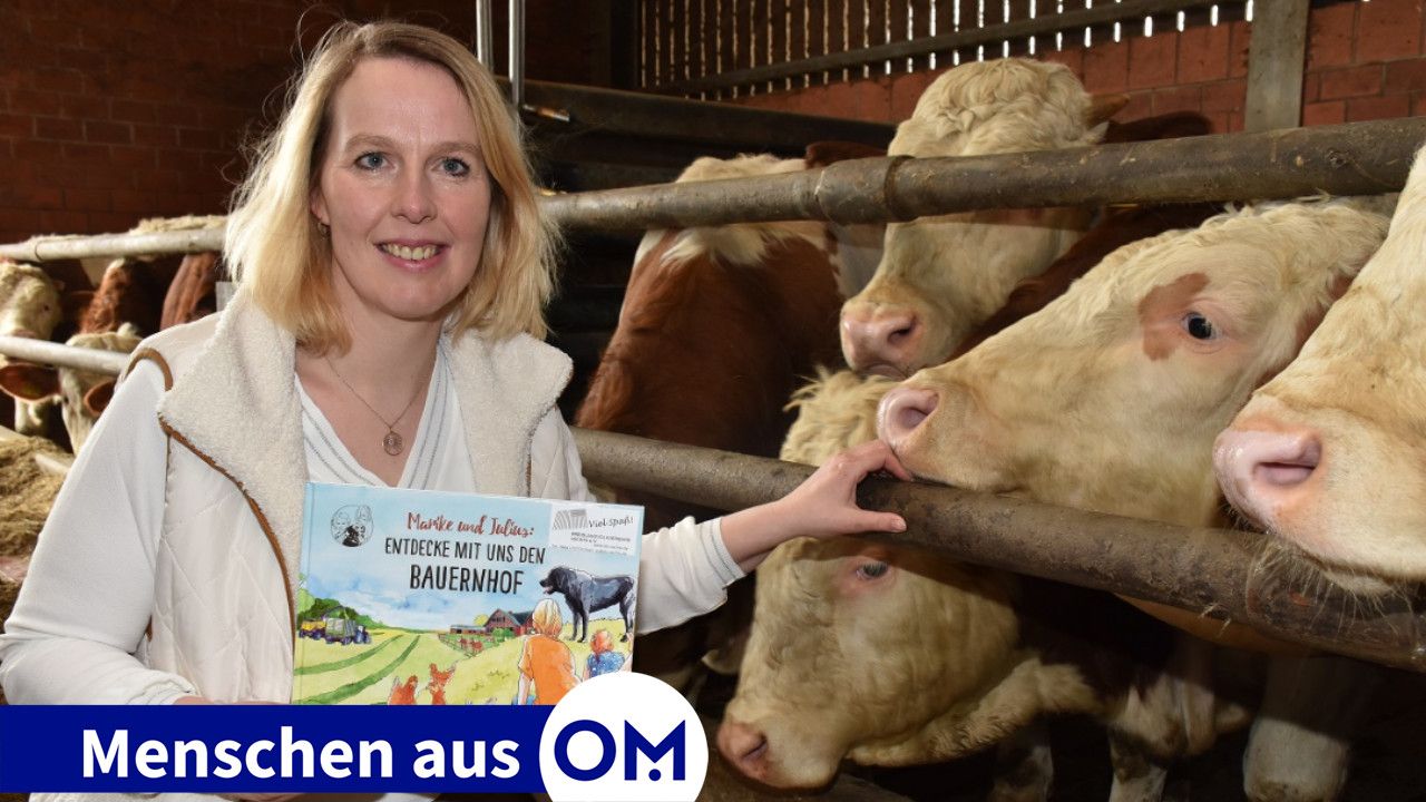 Landwirtschaft zum Anfassen: Sandra Ortmann-Hoping präsentiert im Bullenstall das Buch „Entdecke mit uns den Bauernhof“ des Landvolkverbandes, welches das Leben auf dem Bauernhof realistisch für Kinder darstellt. Foto: Klöker