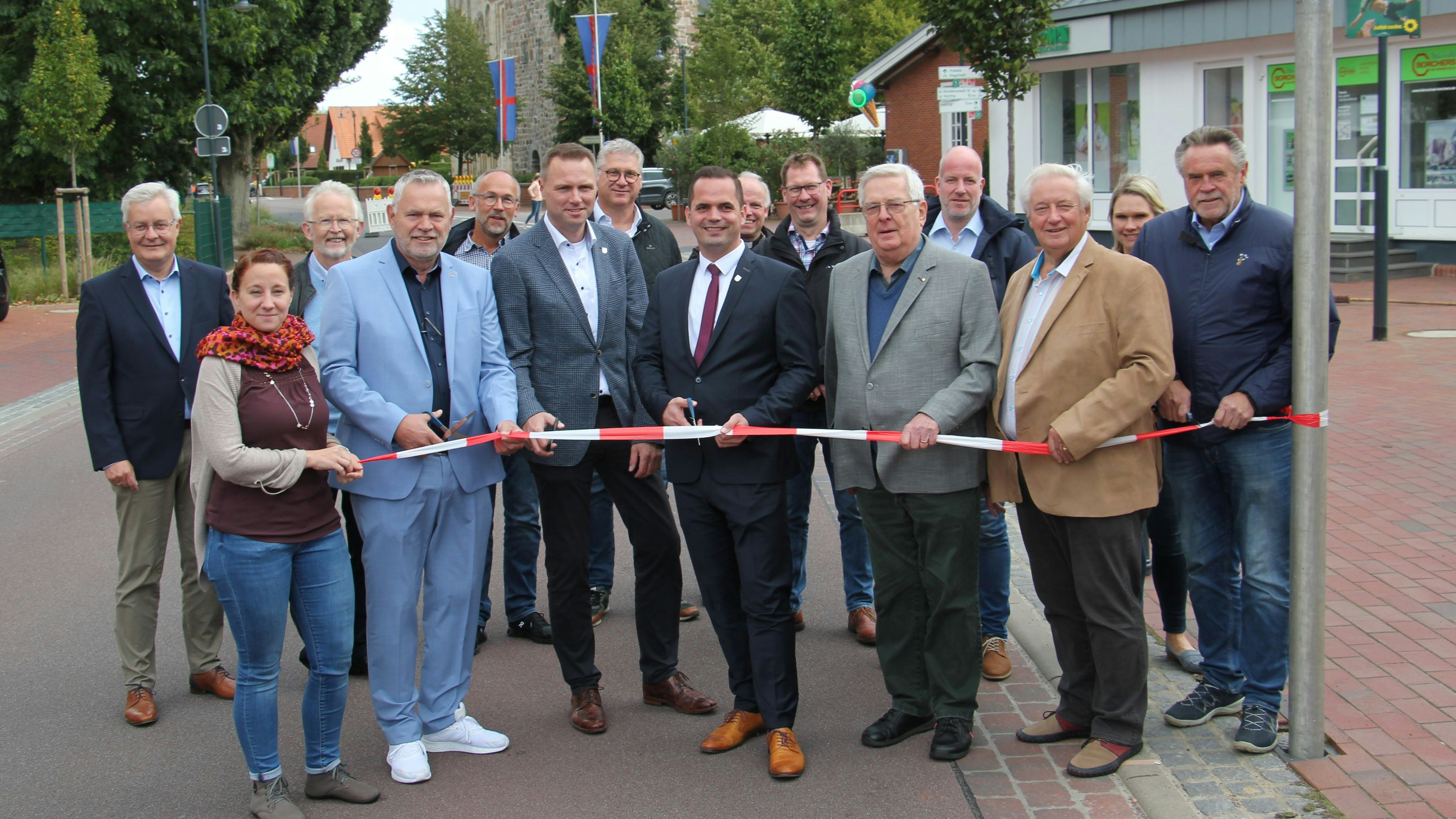 Symbolischer Akt: Vertreter der Kommune eröffneten den ersten Teil der Ortsdurchfahrt Langförden. Foto: Speckmann