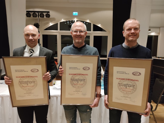 Silberne Ehrennadel: Die Auszeichnung erhielten David Wadulla, Stephan Ihorst und Hans-Günther Hönemann (rechts). Foto: Röttgers