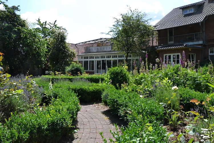Idyllisch: Der Hof bietet den Künstlern auch einen großen Garten.