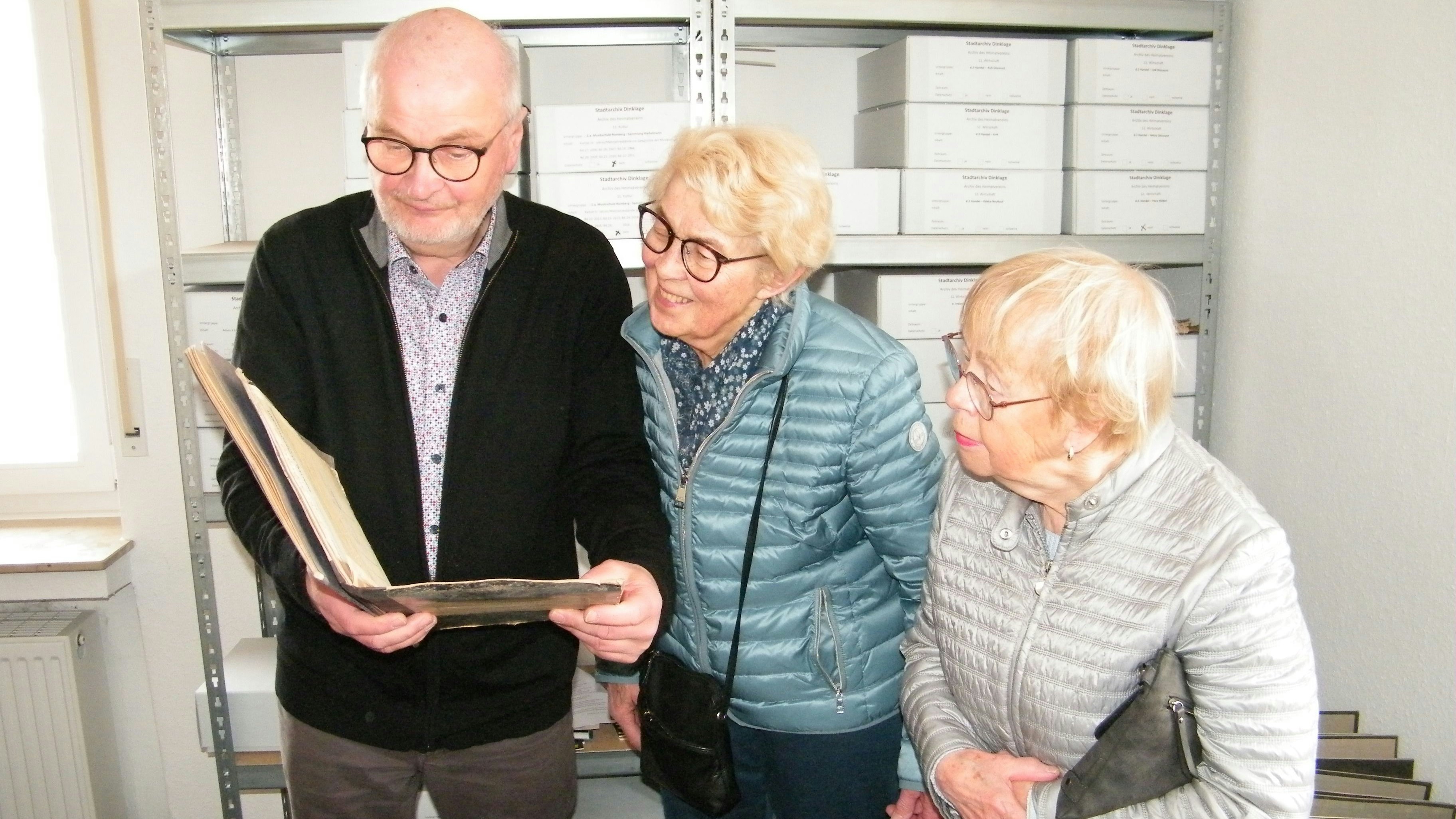 Im Stadtarchiv: Andreas Kathe zeigt Dokumente und gibt Hinweise über die Archivgeschichte. Foto: Gerwanski