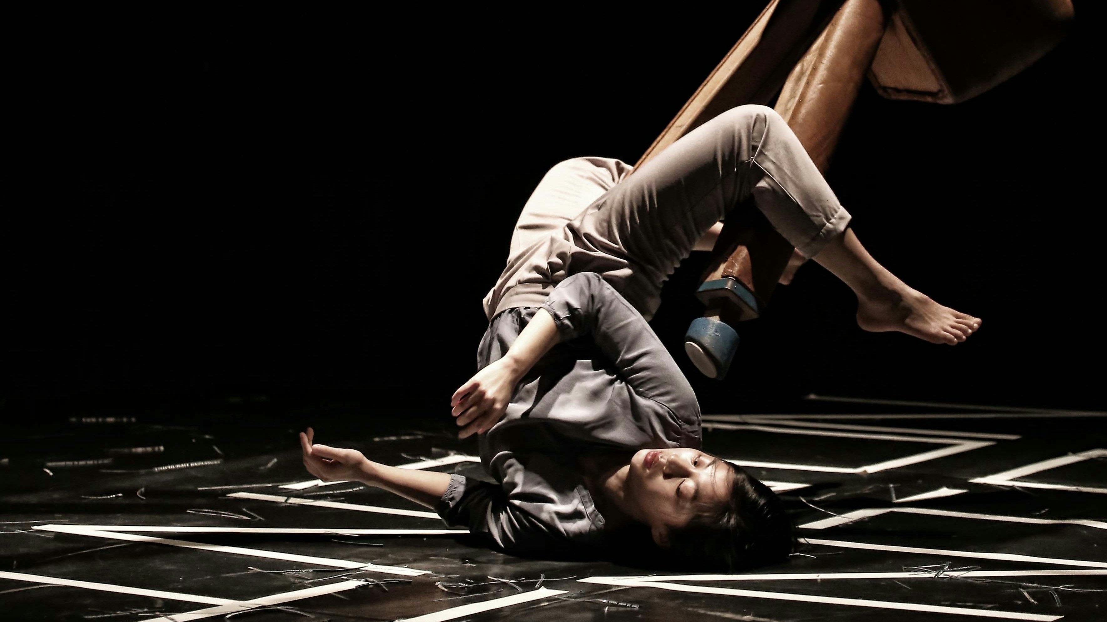 Schräg und beeindruckend: Es gibt ein Duett der Tänzerin Mijin Kim mit einem von der Decke hängenden 100 Kilogramm schweren Pauschenpferd. Foto: Ingo Solms