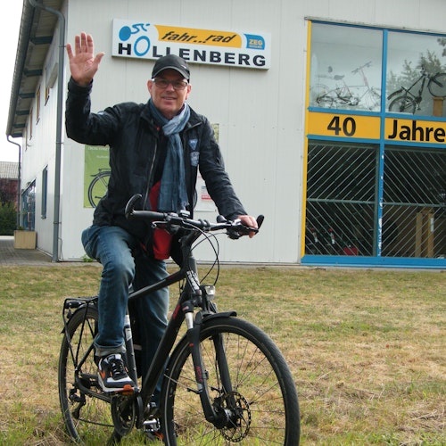 Tot ziens! Auf Wiedersehen! Kees Hollenberg aus Lohne gibt in wenigen Tagen sein Geschäft auf. Seine Liebe zum Fahrrad besteht jedoch fort. Das Auto soll soviel wie möglich stehen bleiben, kündigt er für den Ruhestand an. Foto: Gerwanski