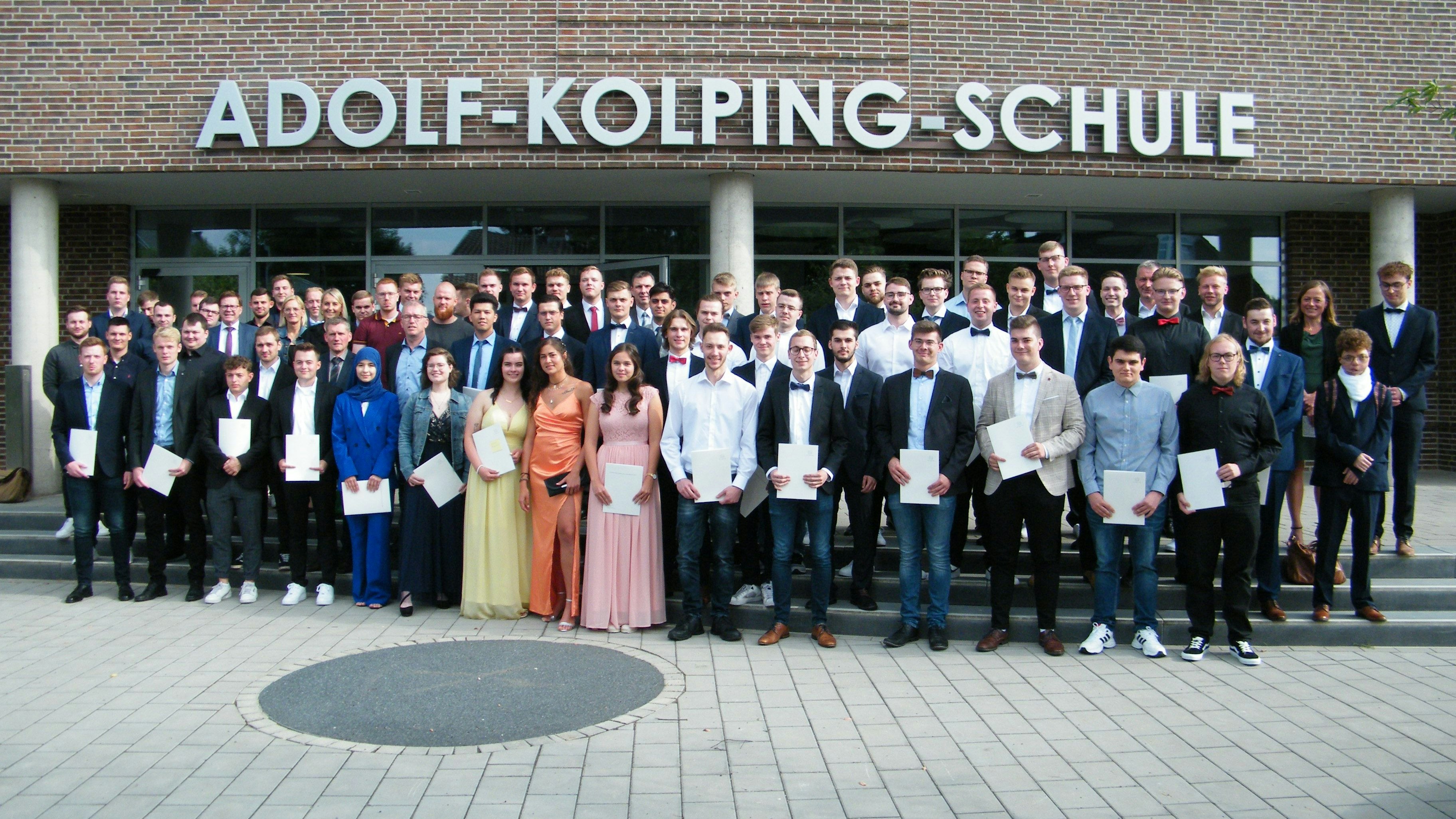 Blicken nach vorn: die erfolgreichen Absolventinnen und Absolventen der Adolf-Kolping-Schule mit ihren Lehrern.&nbsp; Foto: Gerwanski