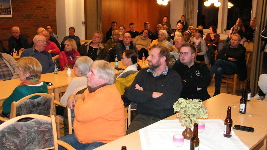 Der Saal war voll: Viele Kroge-Ehrendorfer interessierten sich für das Vorhaben – und erklärten ihre Unterstützung. Foto: Gerwanski