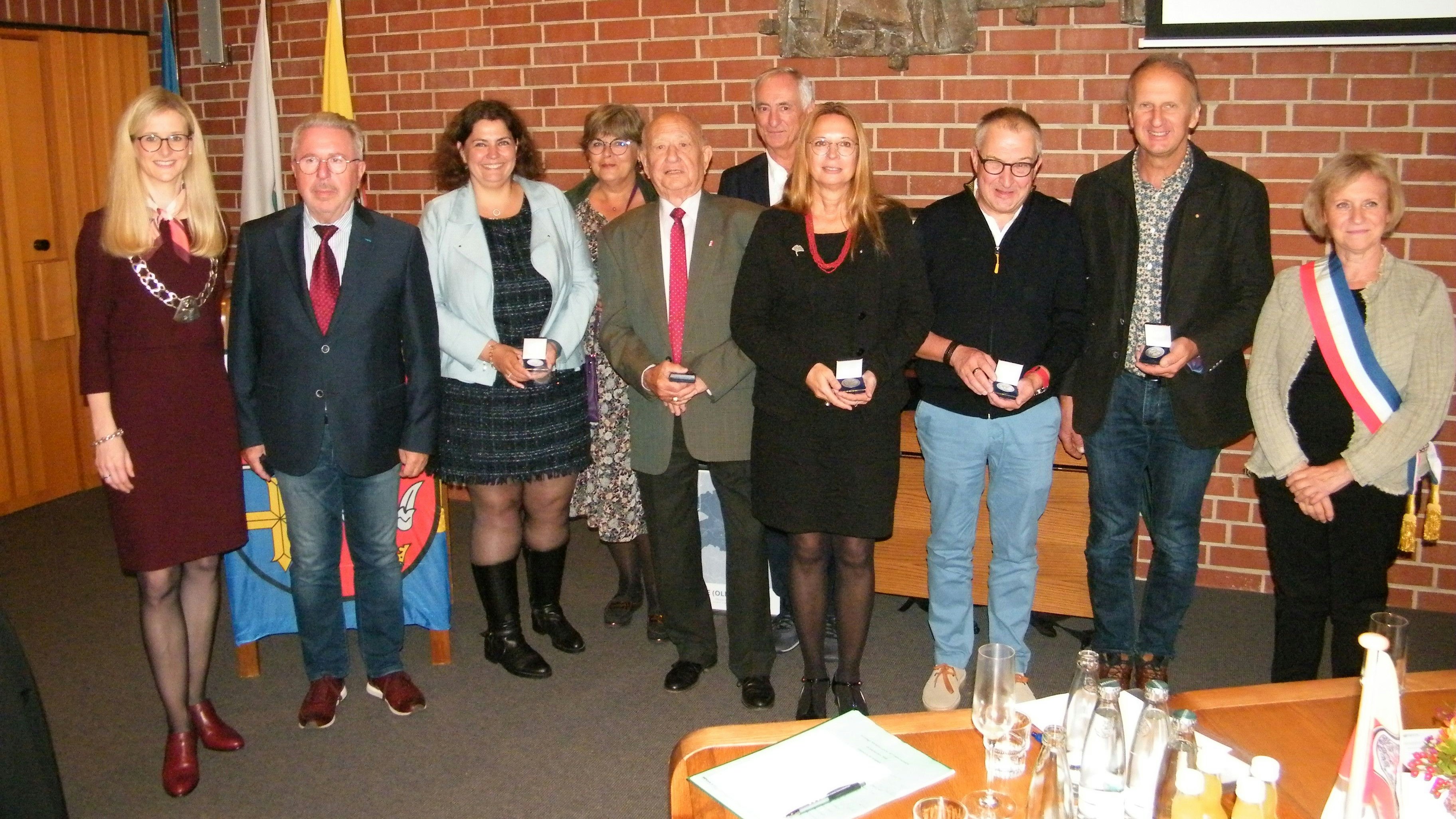 Die Bürgermeisterinnen Dr. Henrike Voet (links) und Rachel Baechtel (rechts) ehrten gemeinsam 8 Rixheimer Gäste. Foto: Gerwanski