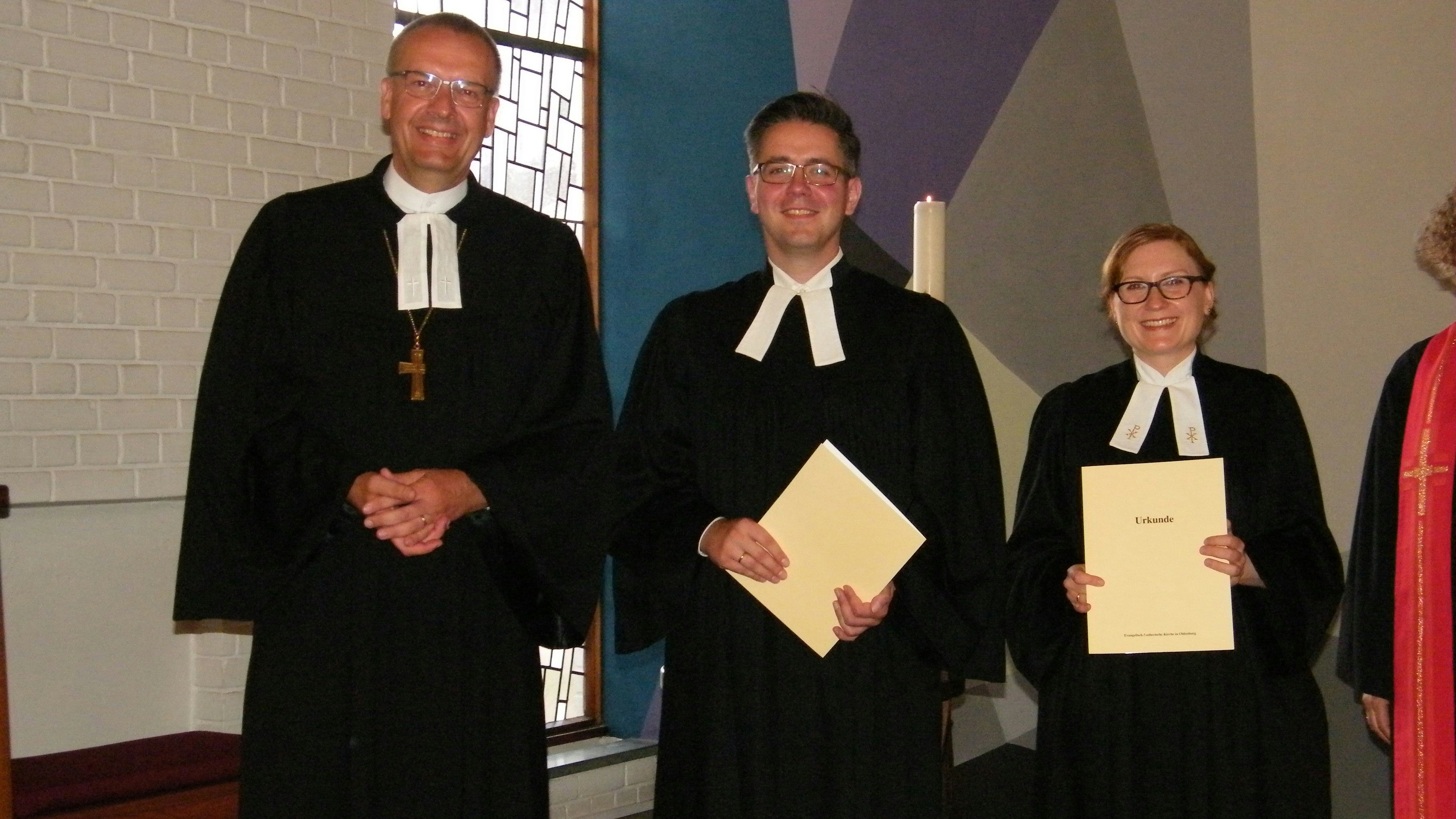 Die Urkunden sind übergeben: Bischof Thomas Adomeit (links) führte Christoph und Pia Kristin Schäfer in das Amt ein. Foto: Gerwanski