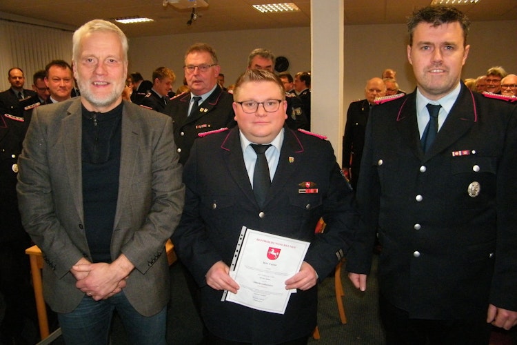 Beförderung: Kris Taylor (Mitte) wurde auf der Veranstaltung von Hendrik Brase (links) und Jan-Hendrik Bahlmann offiziell zum Oberbrandmeister ernannt. Foto: Gerwanski