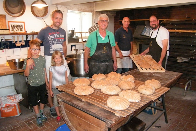 Verkauften mehr als 300 Brote: Zu den fleißigen Bäckern gehören (von links) Andreas Cholewa, Norbert Butwil, Heinz Klumpe und Norbert Hartong. Foto: Gerwanski