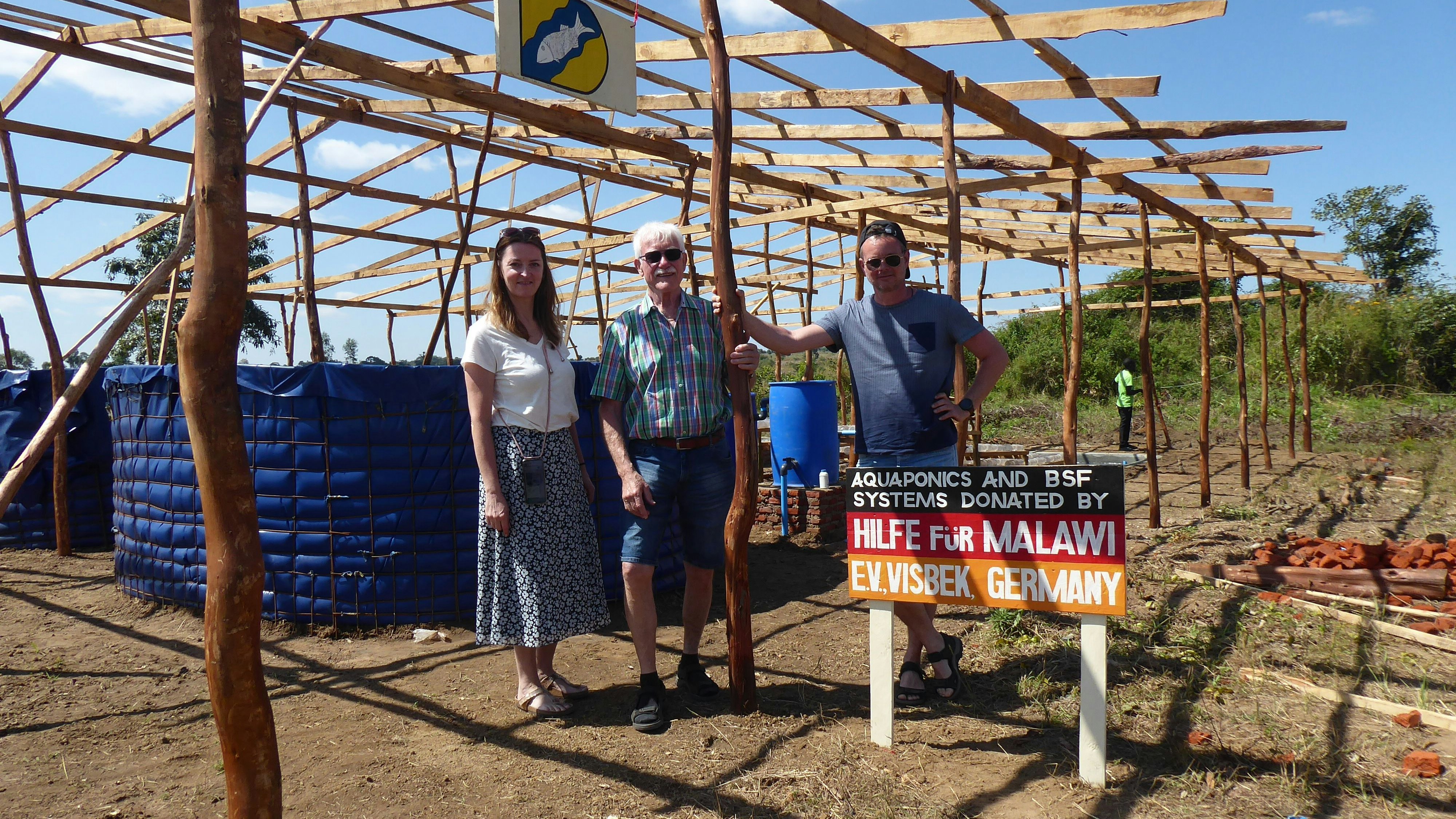 Aufbau der Aquaponikanlage in Kampini/Malawi: Angelika Arlinghaus (von links), Werner Böttcher und Olaf Arlinghaus machten sich ein Bild vom Fortschritt des Fischprojekts. Foto: Böttcher