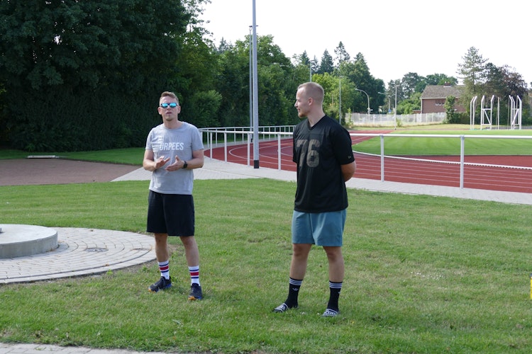 Organisatoren des Events: André Dase (rechts) und Marius Ewest hoffen auf viele Teilnehmer auf dem Sportplatz der Universität Vechta. Foto: privat