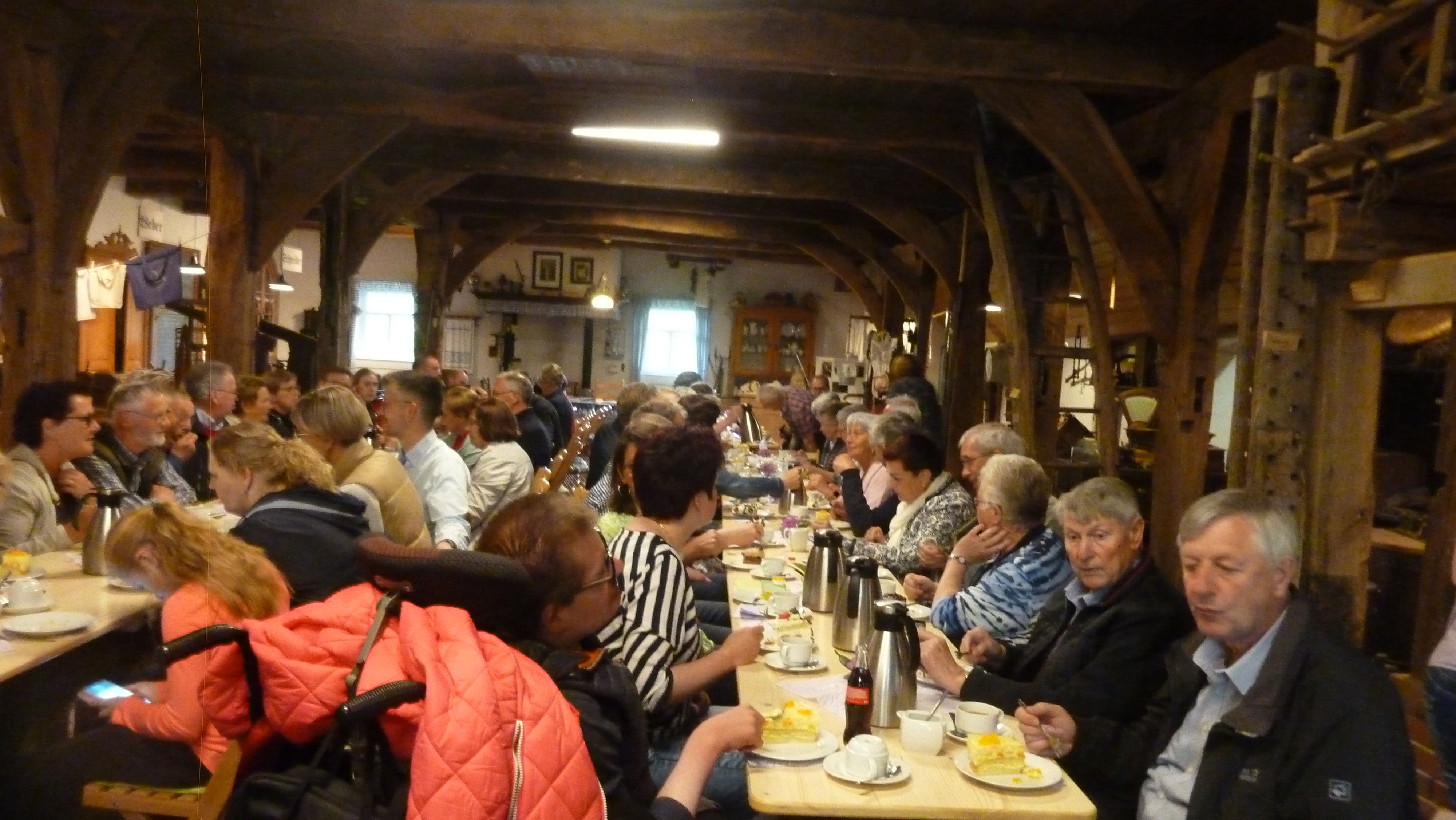Volles Haus zum Jubiläum: Etwa 120 Gäste kamen zur Jubiläumsfeier zu Kaffee und Kuchen zusammen. Foto: Kock