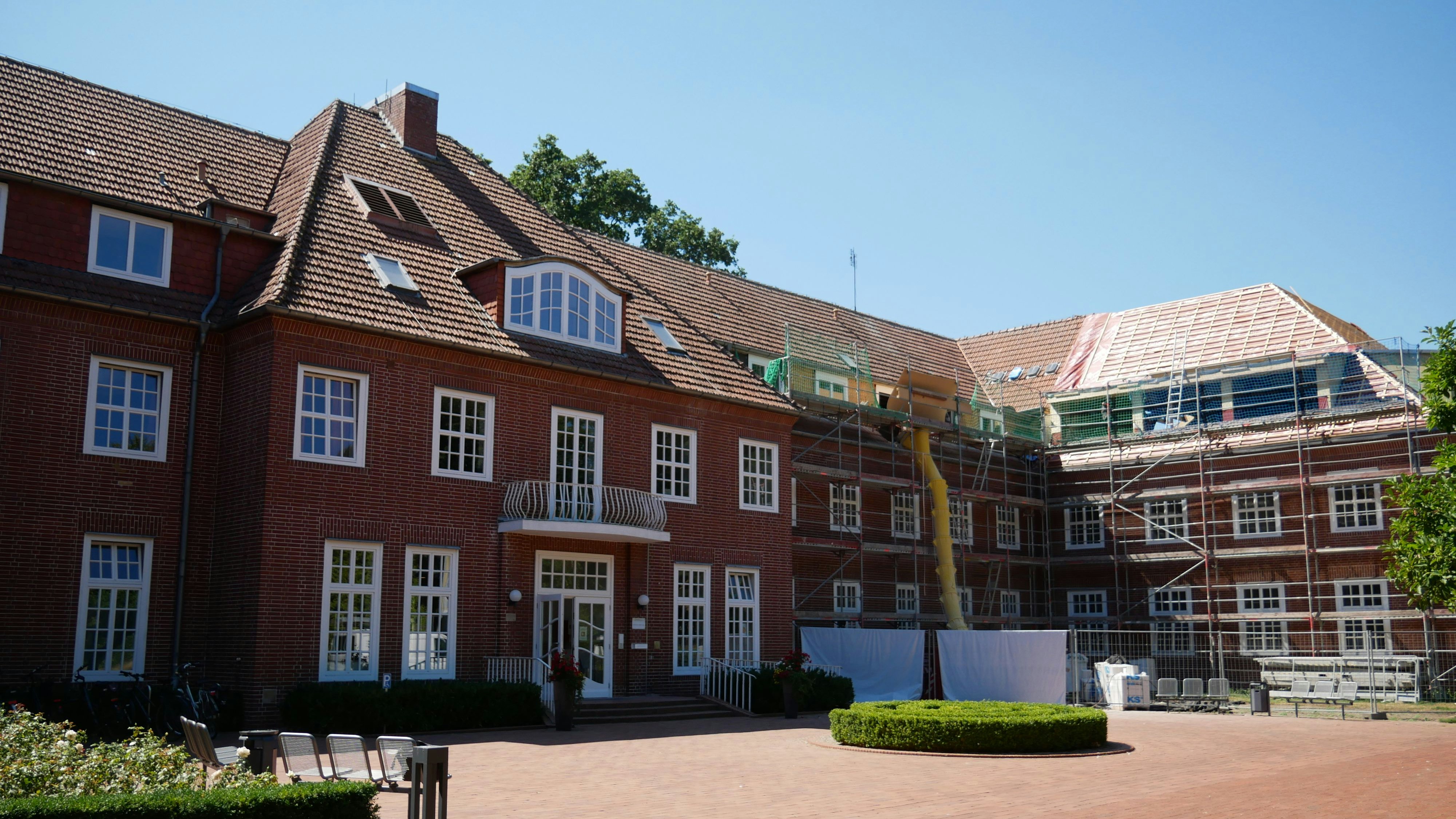 Nur zur Hälfte gerüstet: Das Hauptgebäude der Katholischen Akademie Stapelfeld wird in zwei Abschnitten baulich saniert. Foto: Dickerhoff