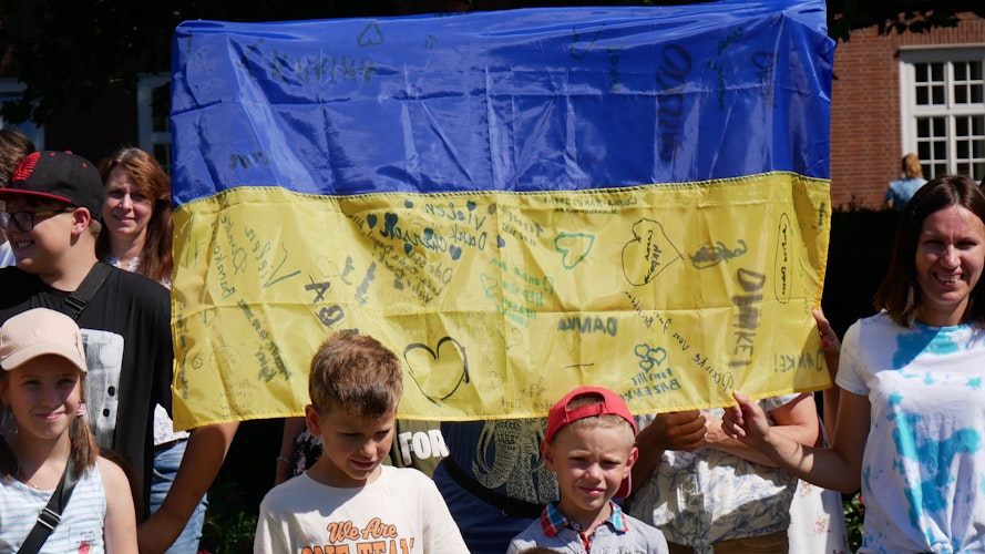 Zum Abschied überreichten die teilnehmenden Familien eine Ukraine-Flagge mit Dankesbotschaften an die Mitarbeiter der Katholischen Akademie Stapelfeld.  Foto: Dickerhoff