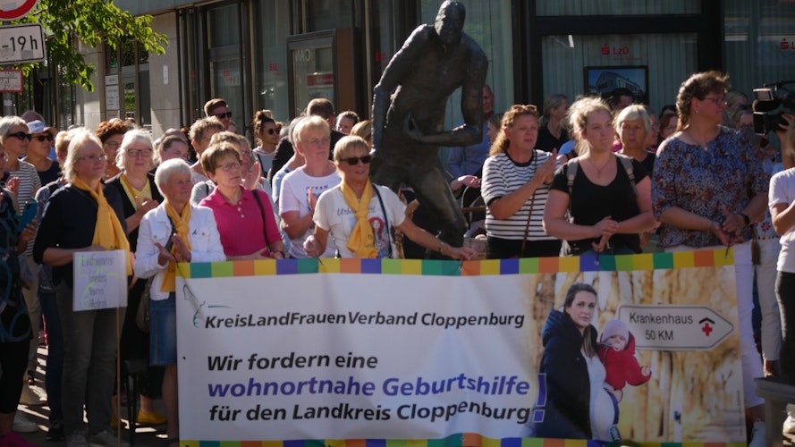 Verschiedene Gruppierungen wie der Kreislandfrauenverband waren dem Aufruf zur Kundgebung gefolgt. Foto: Dickerhoff