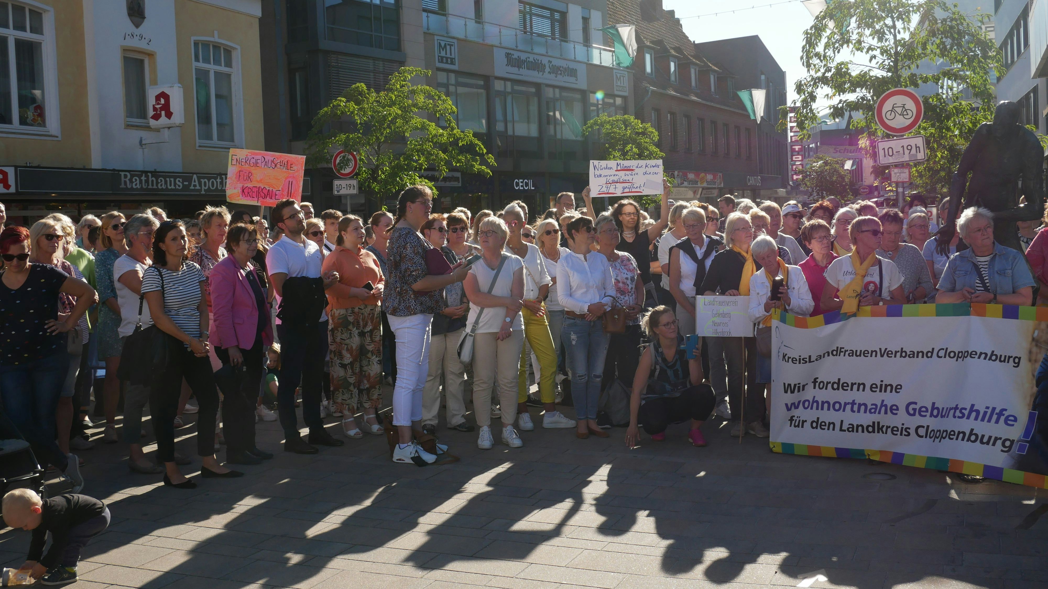 Zahlreiche Menschen versammelten sich in der Cloppenburger Fußgängerzone, um der Forderung einer wohnortnahen Geburtshilfe Ausdruck zu verleihen. Foto: Dickerhoff