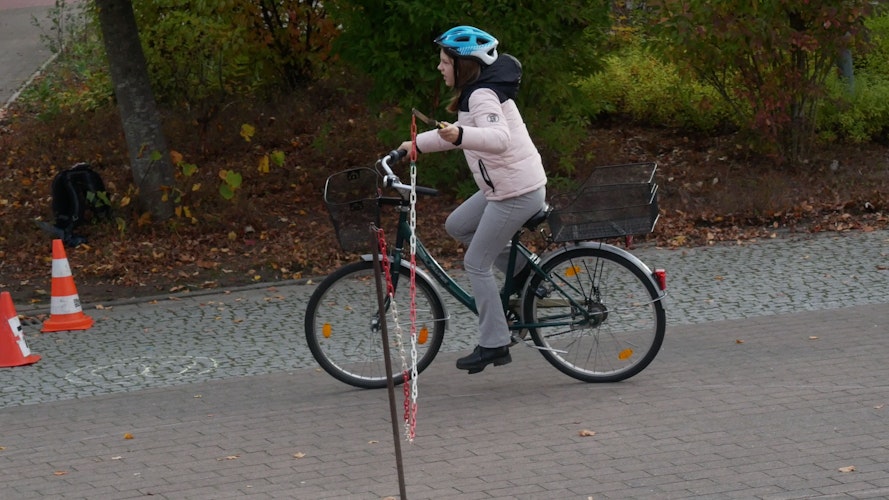 Auch das einhändige Fahrradfahren wurde von den Fünftklässlern geübt. Foto: Dickerhoff