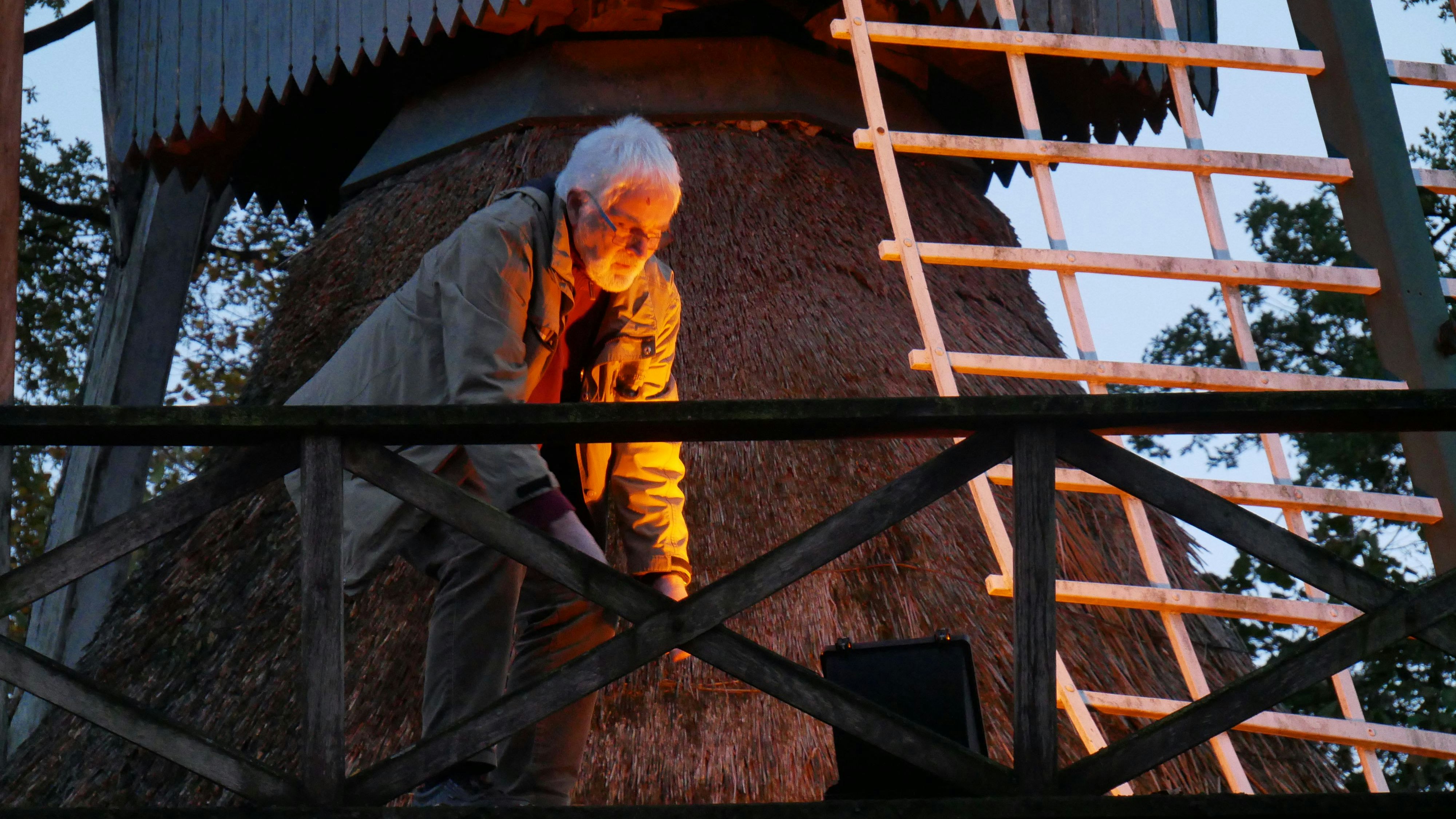 Damit alles im richtigen Licht zu sehen ist: Ingo Nordmann richtet Strahler für eine der Windmühlen aus. Foto: Dickerhoff