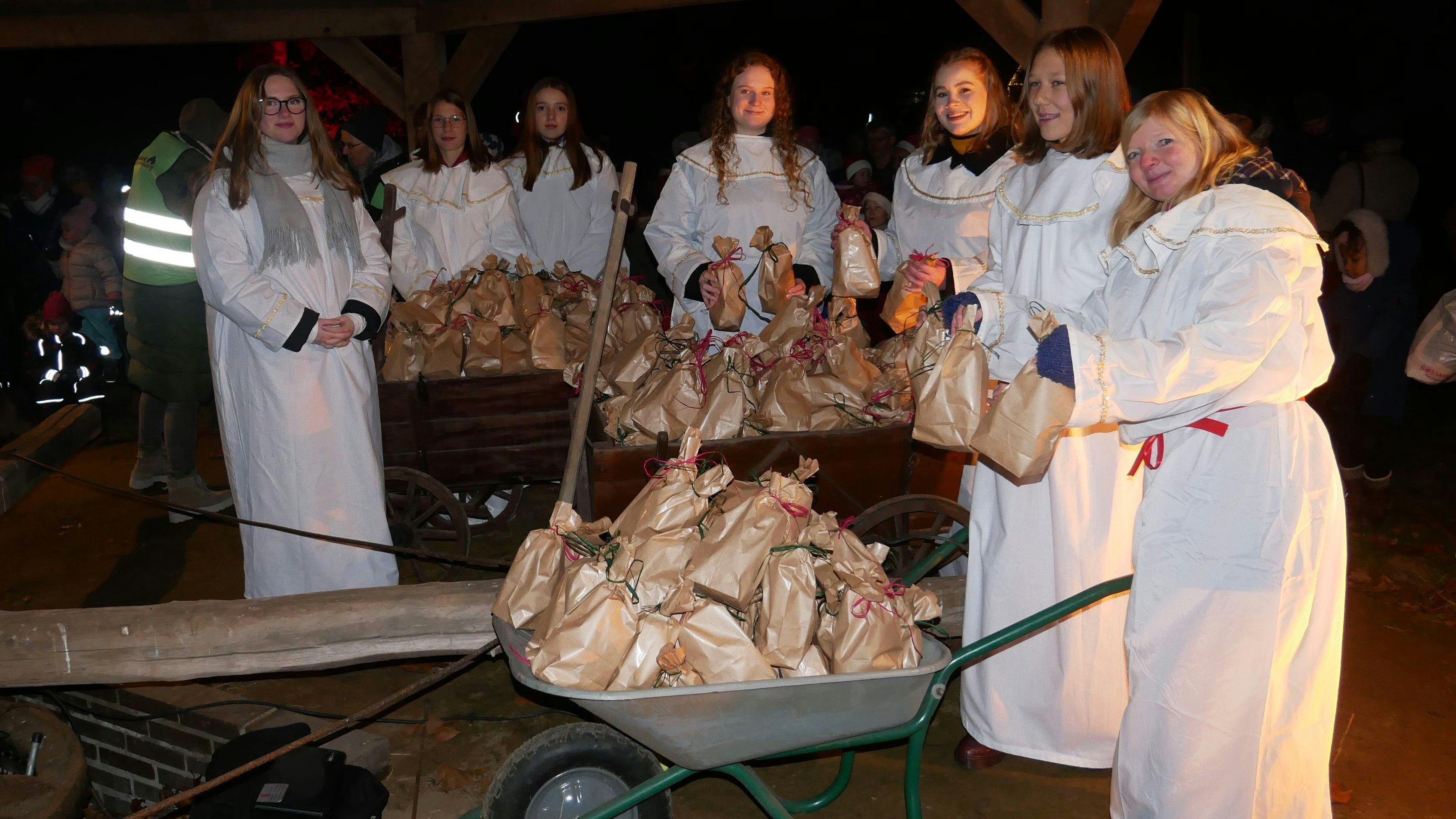 Karrenweise Geschenke: Die Engel verteilten etwa 300 Tüten an die Kinder im Museumsdorf. Foto: Dickerhoff